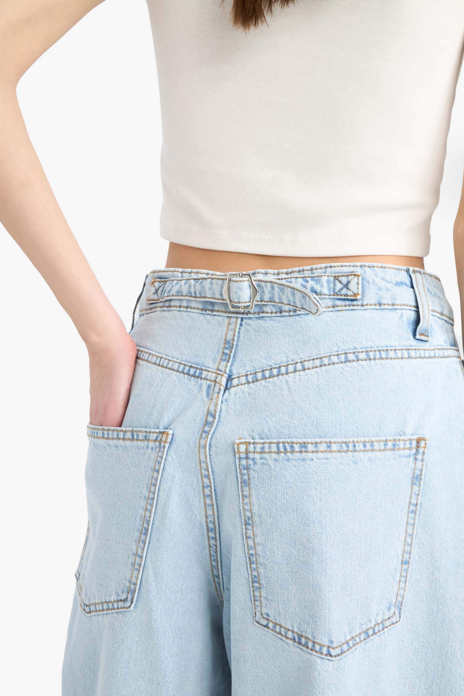 بنطرون جينز باجي فيت برجل عادي وخصر عالي