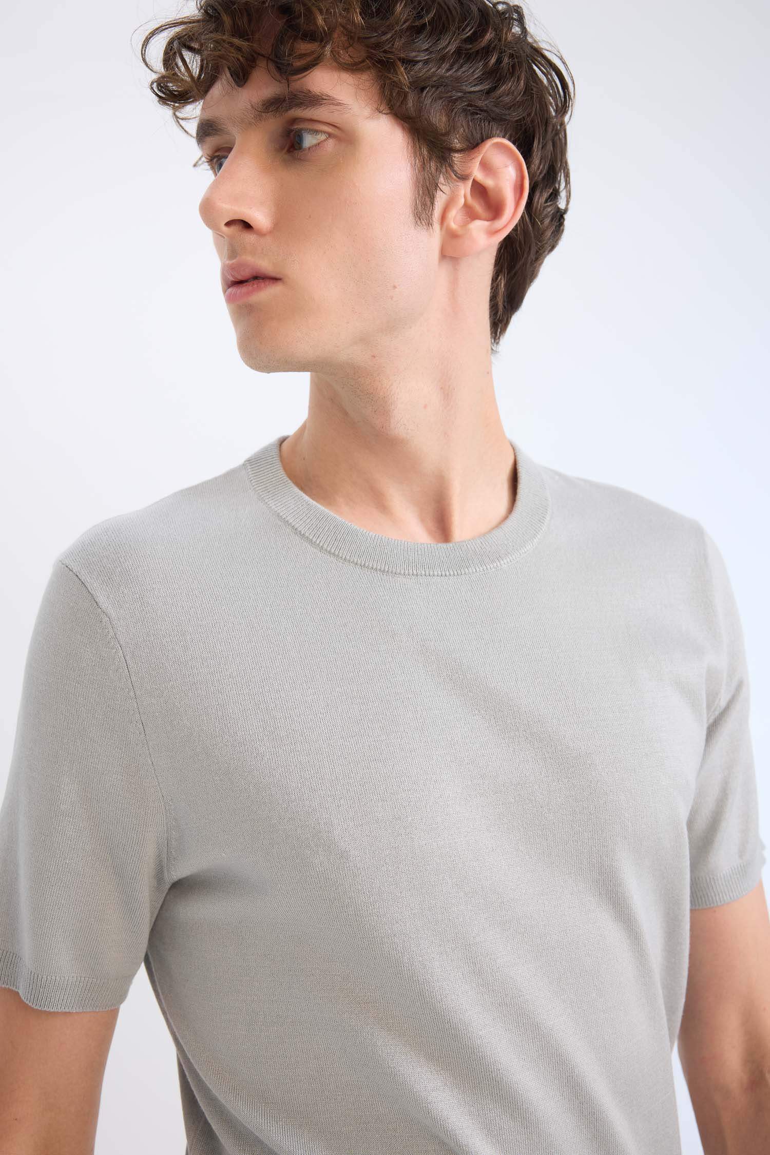 تيشيرت تريكو قصة عادية بياقة مستديرة