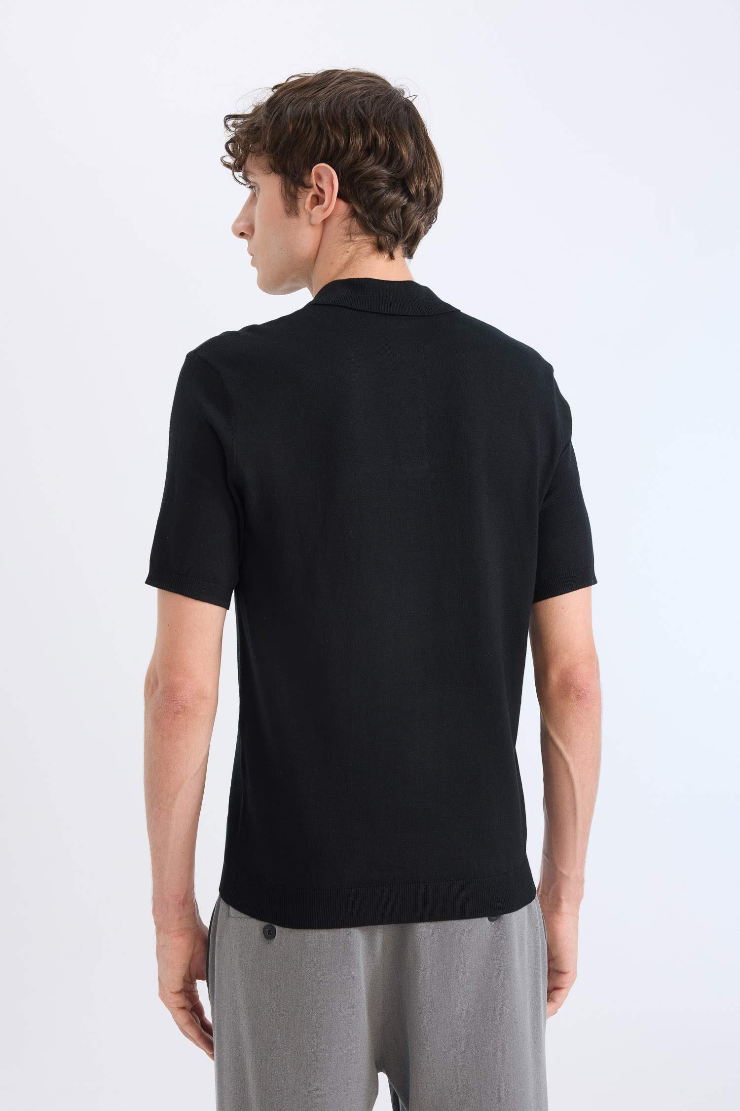 Футболка-поло стандартного кроя из трикотажа