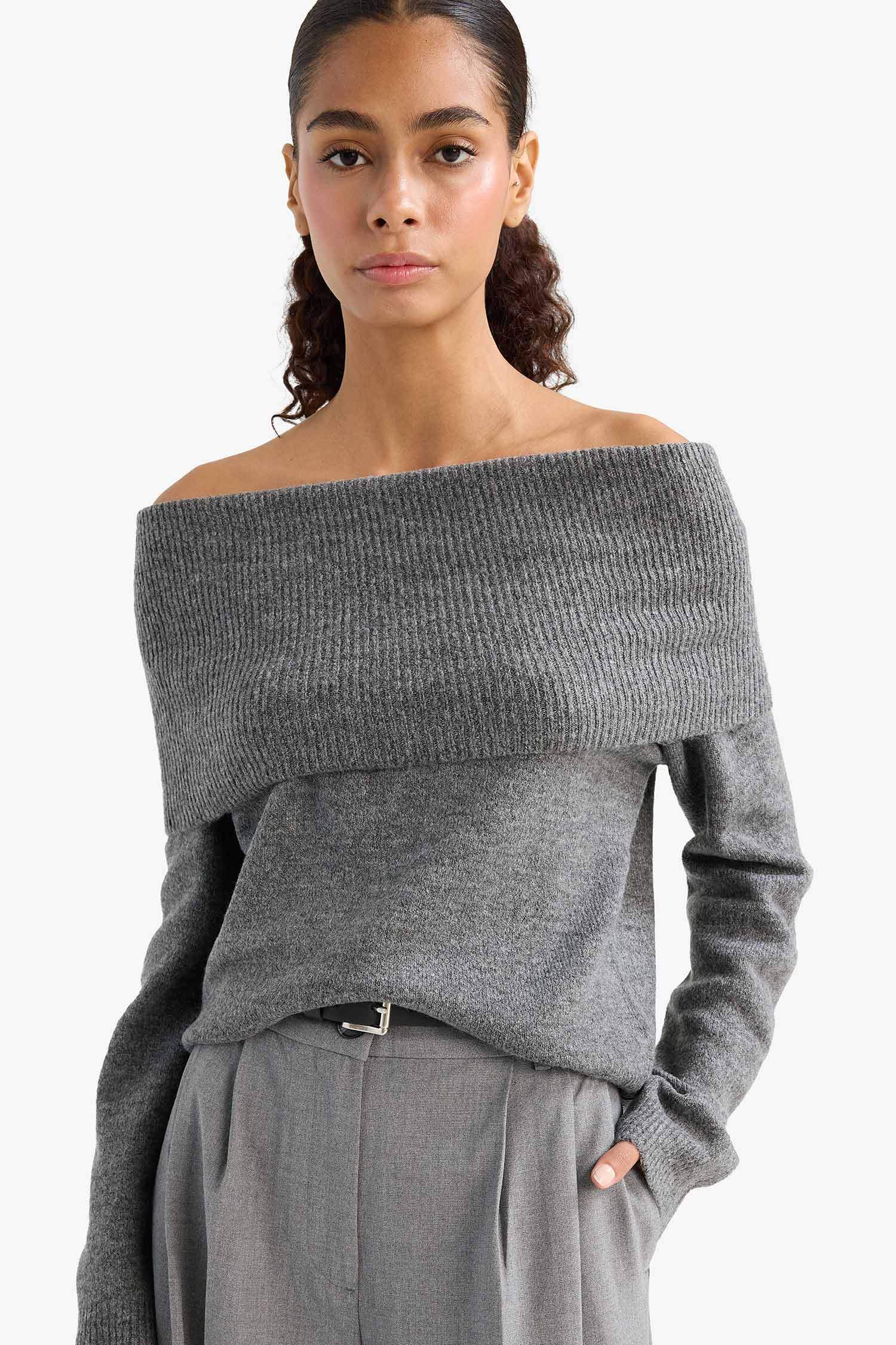 Трикотажный свитер Regular Fit с открытыми плечами