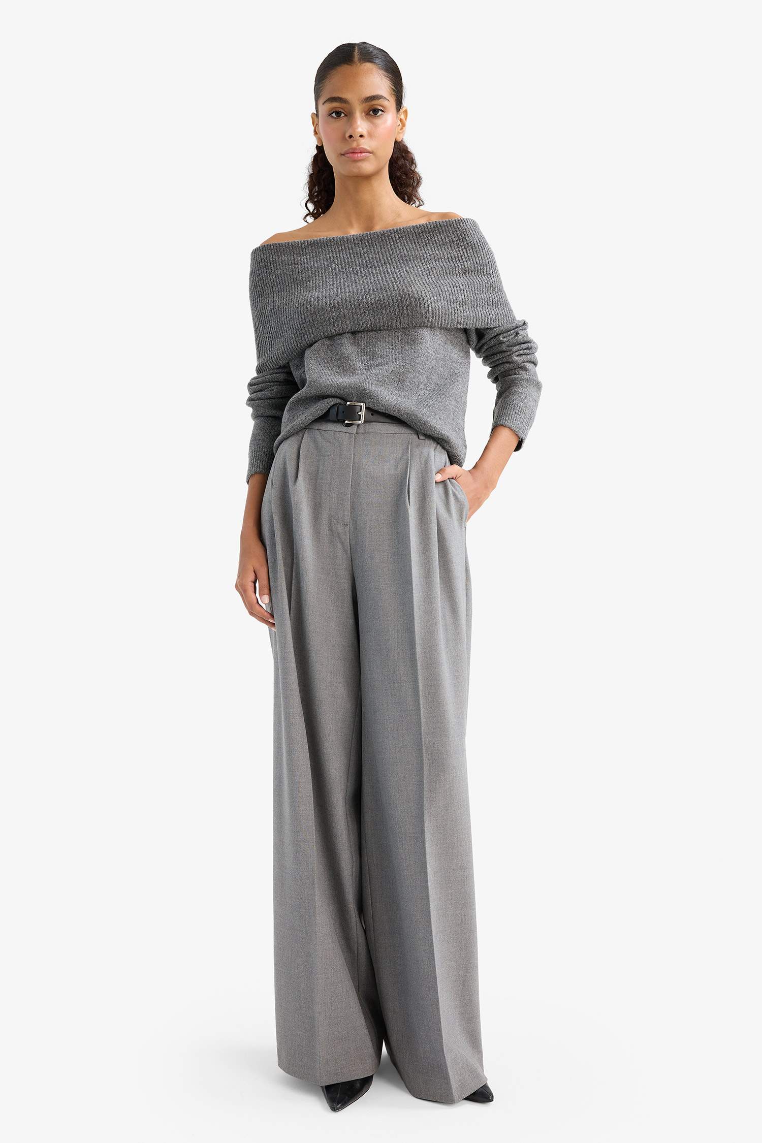 Трикотажный свитер Regular Fit с открытыми плечами