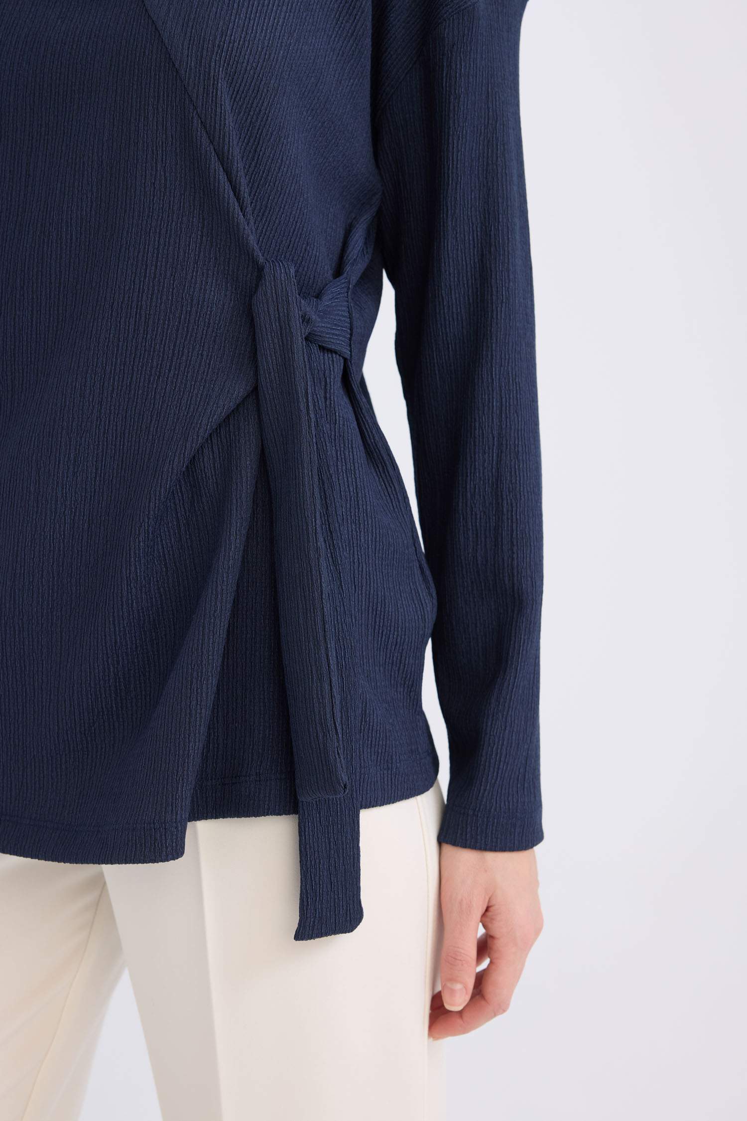 Bisiklet Yaka Bağlama Detaylı Casual Bürümcük Uzun Kollu Lacivert Tişört