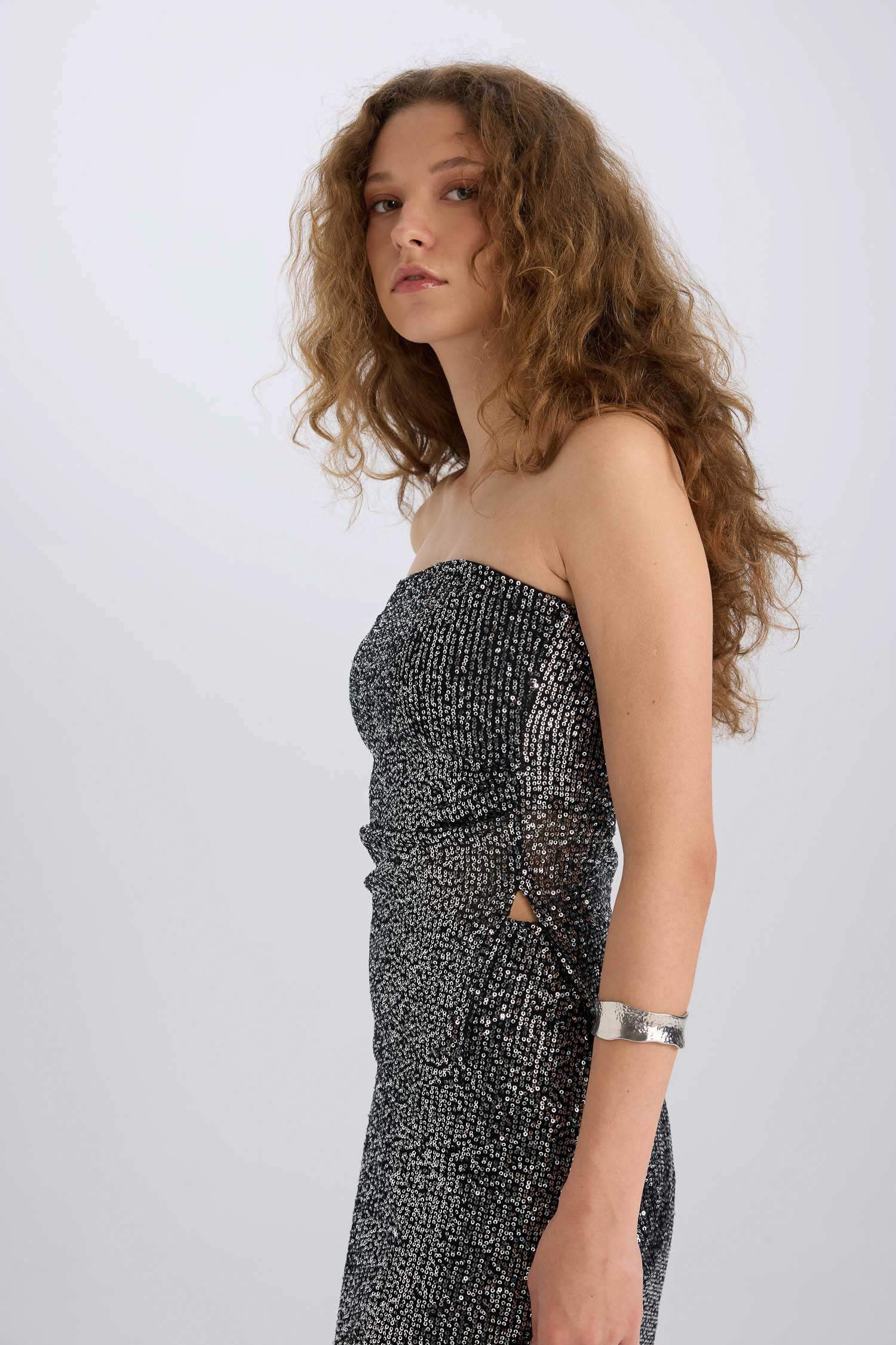 Straplez Payetli Kumaş Bluz