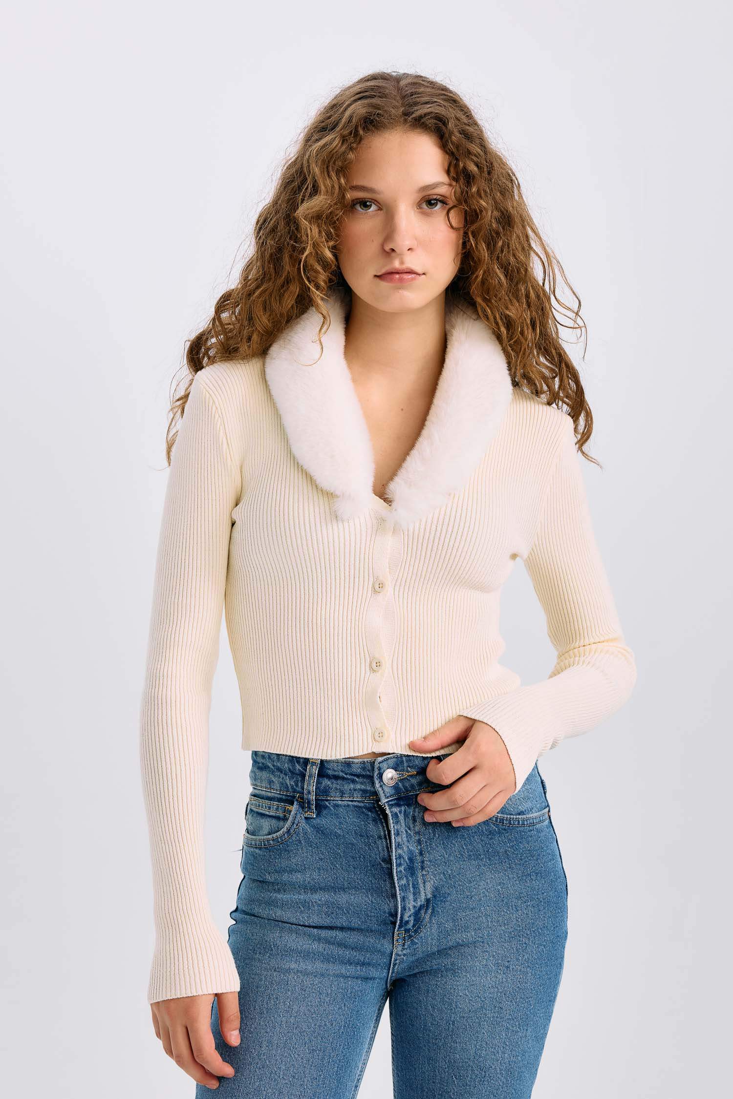 كارديجان تريكو سليم فيت بياقة V بفرو صناعي