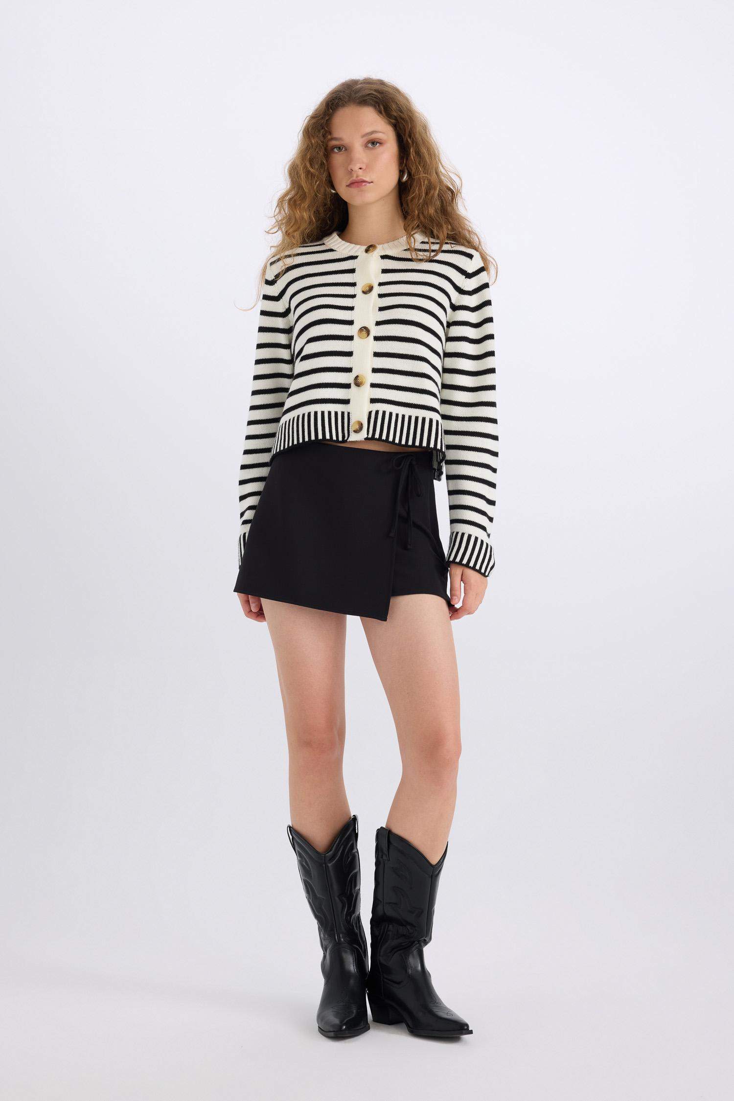 سترة تريكو قصة عادية برقبة مستديرة و أزرار