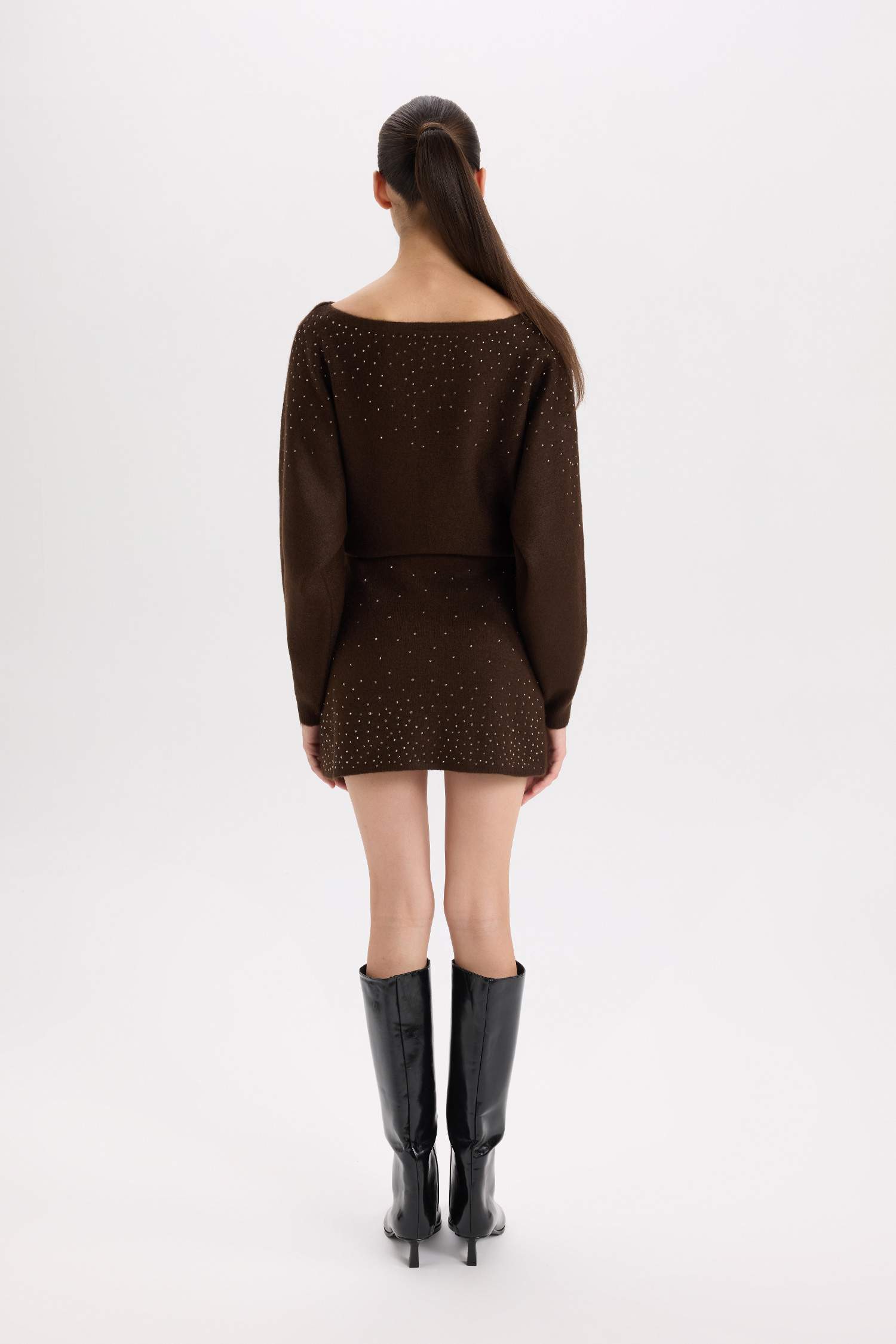 تنورة قصيرة قصة A