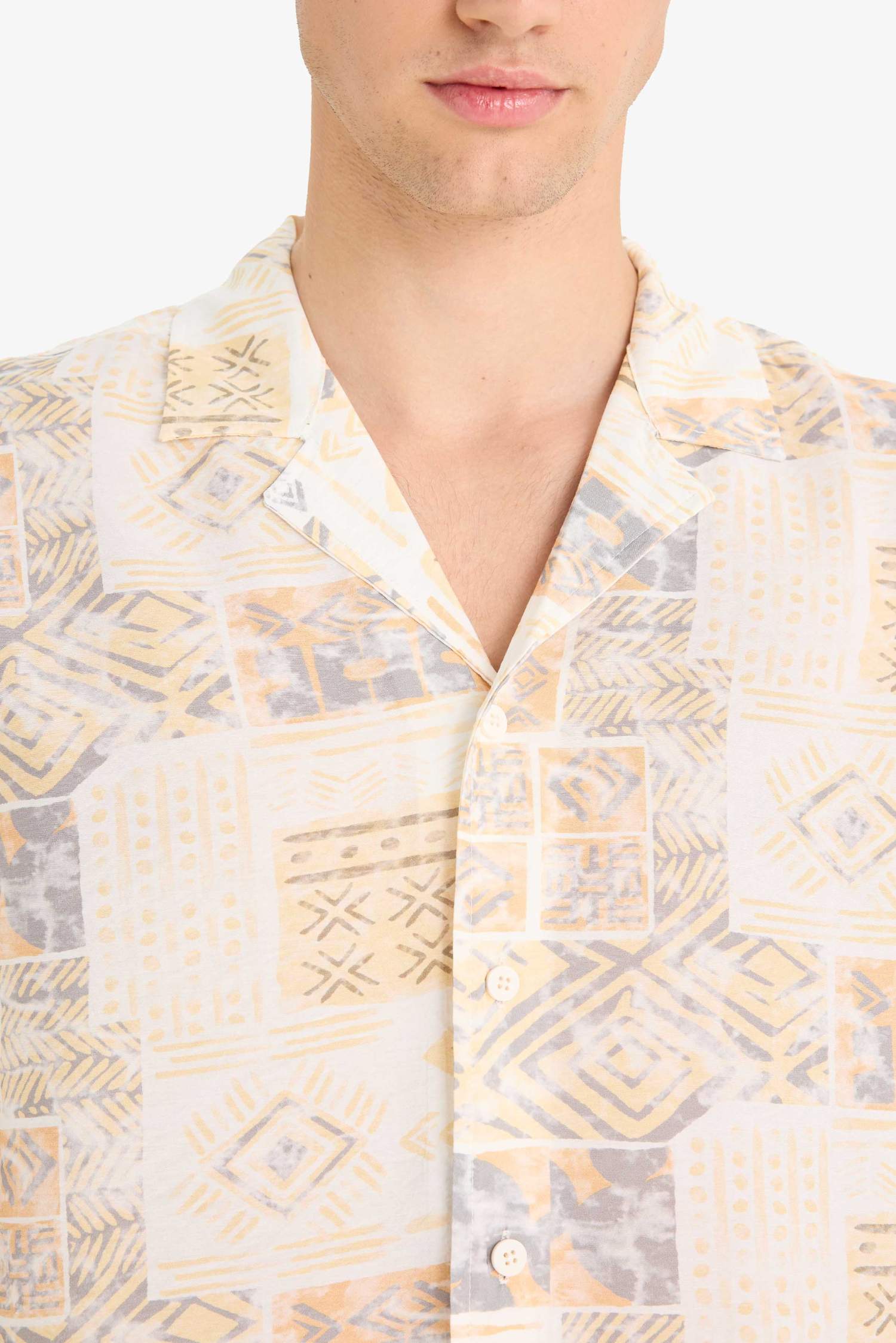 Regular Fit Apaş Yaka Desenli Kısa Kollu Gömlek