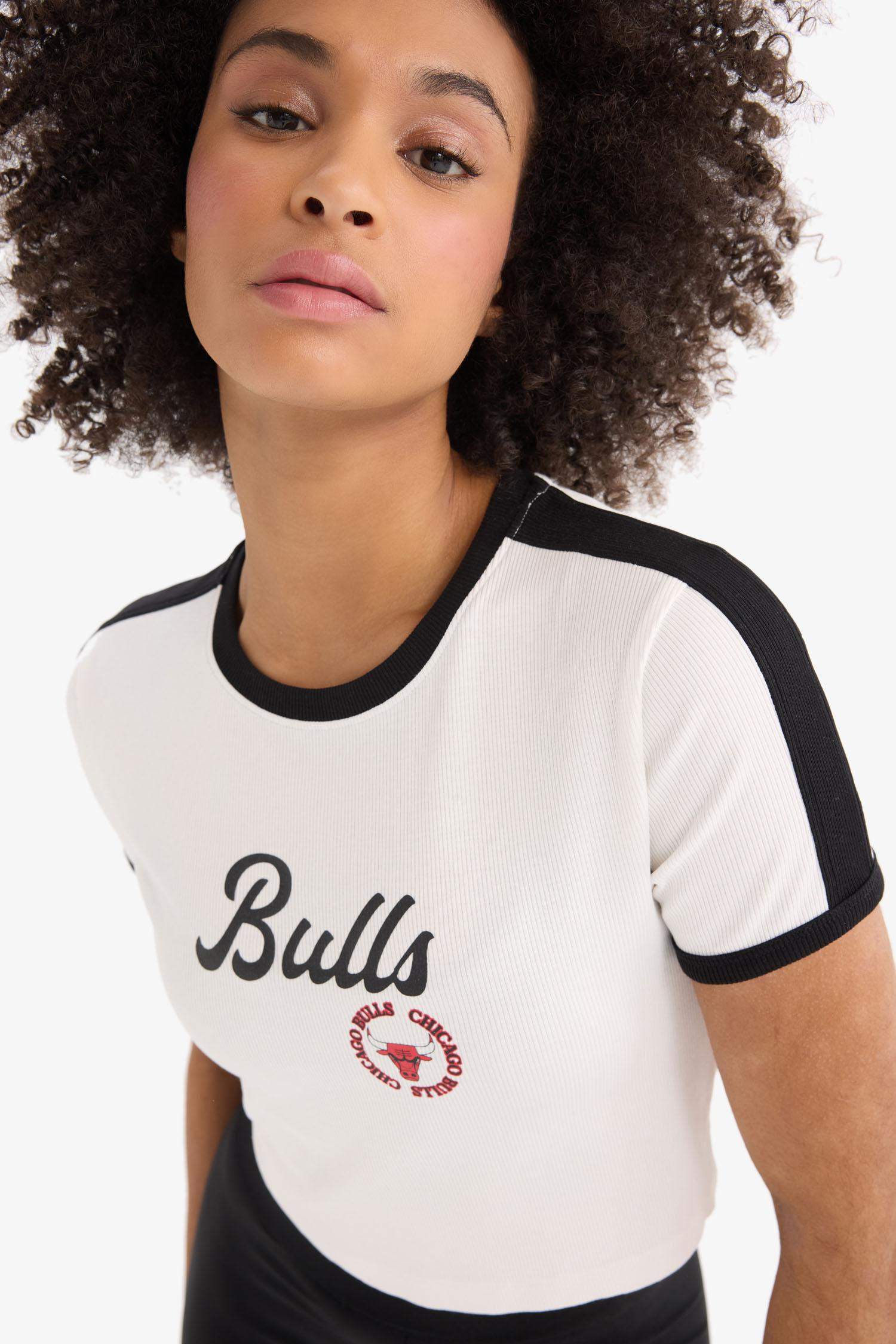 DeFactoFit NBA Chicago Bulls Slim Fit Dar Kesim Bisiklet Yaka Sporcu Fitilli Kaşkorse Kısa Kollu Tişört