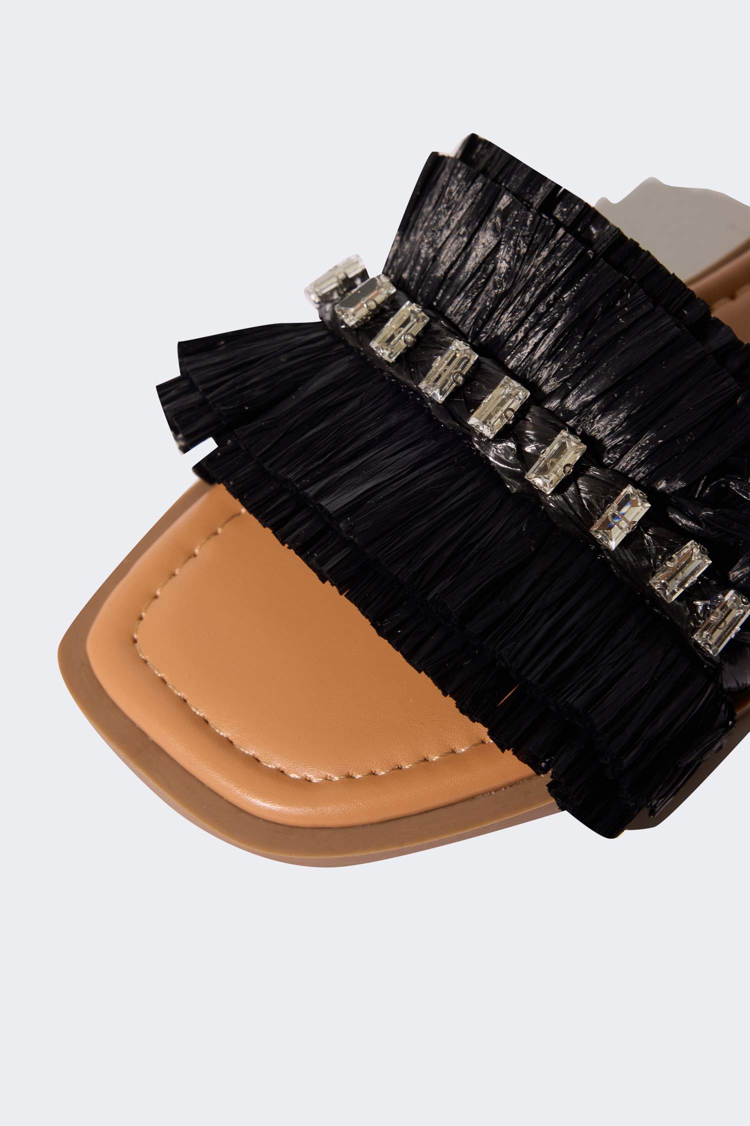 شبشب نسائي بكعب مسطح