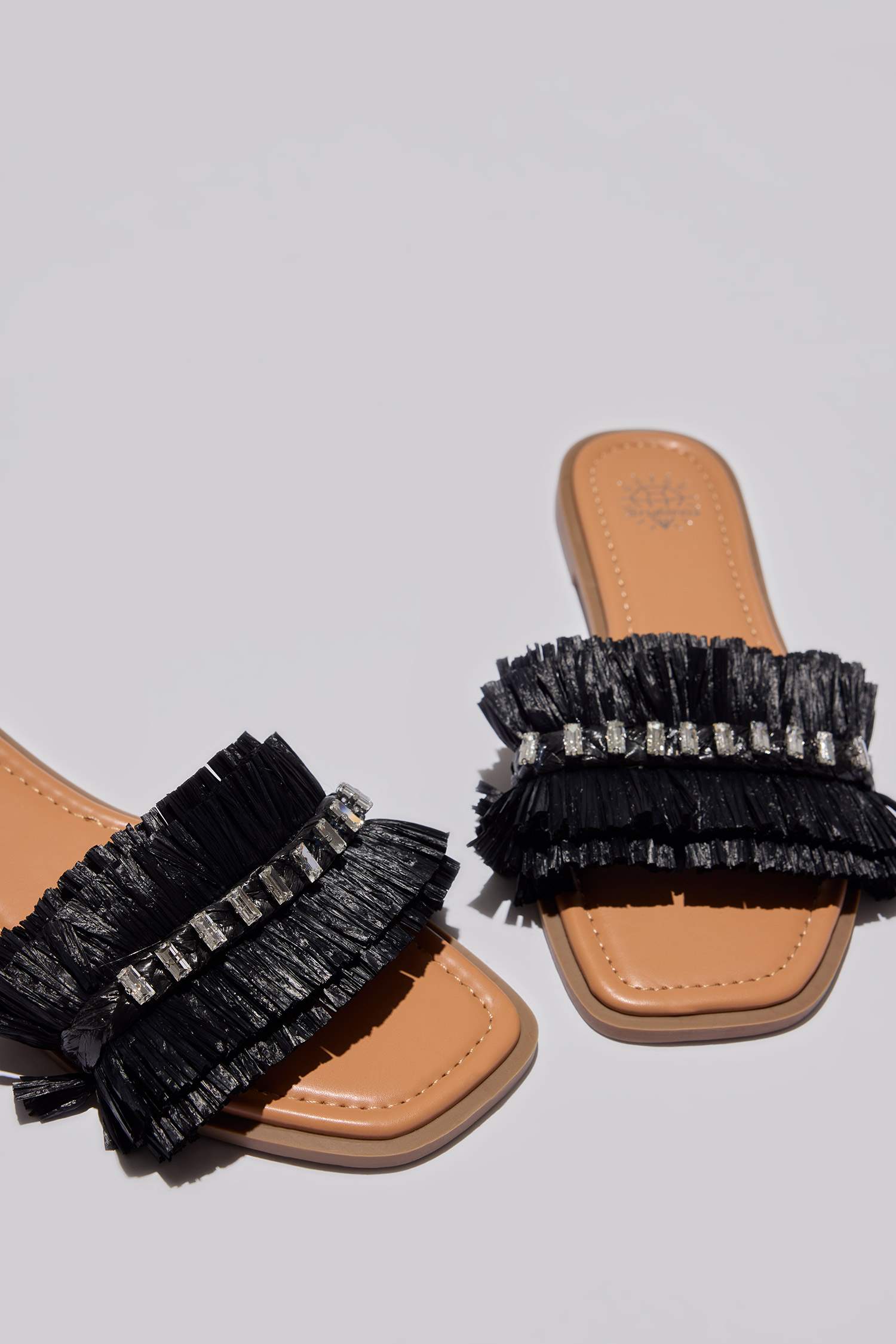 شبشب نسائي بكعب مسطح