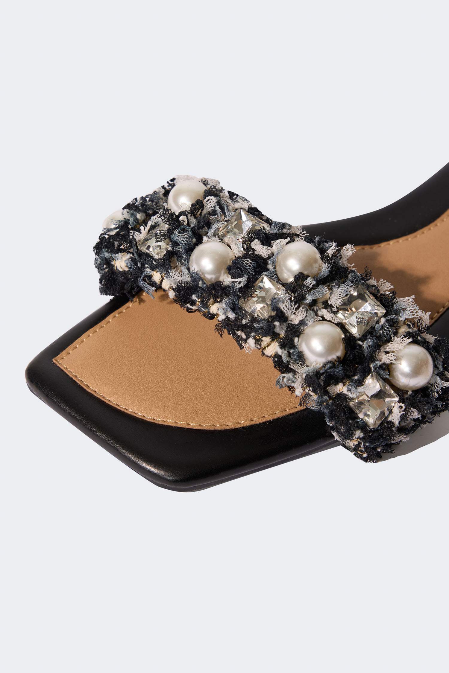 شبشب نسائي بكعب مسطح