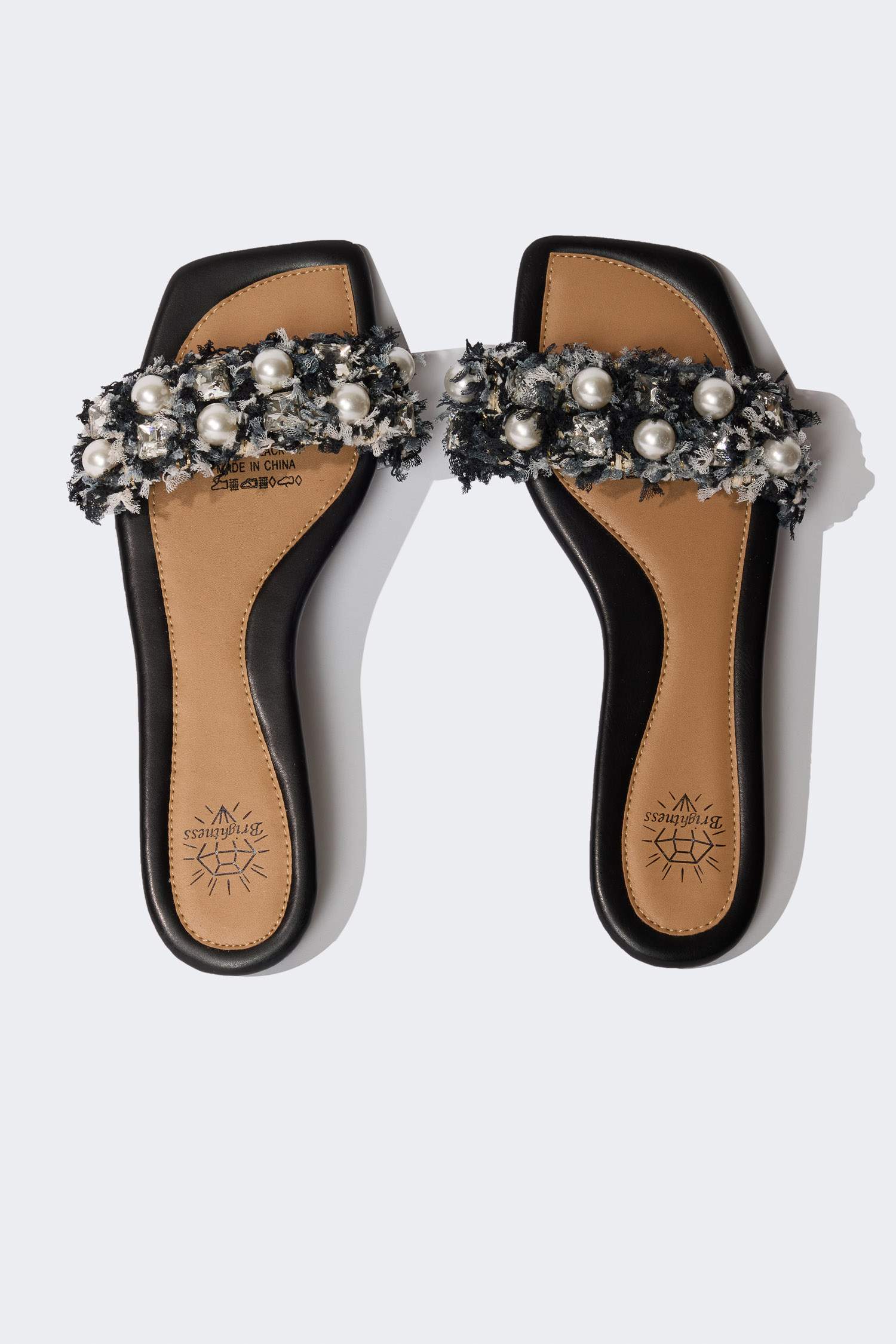 شبشب نسائي بكعب مسطح