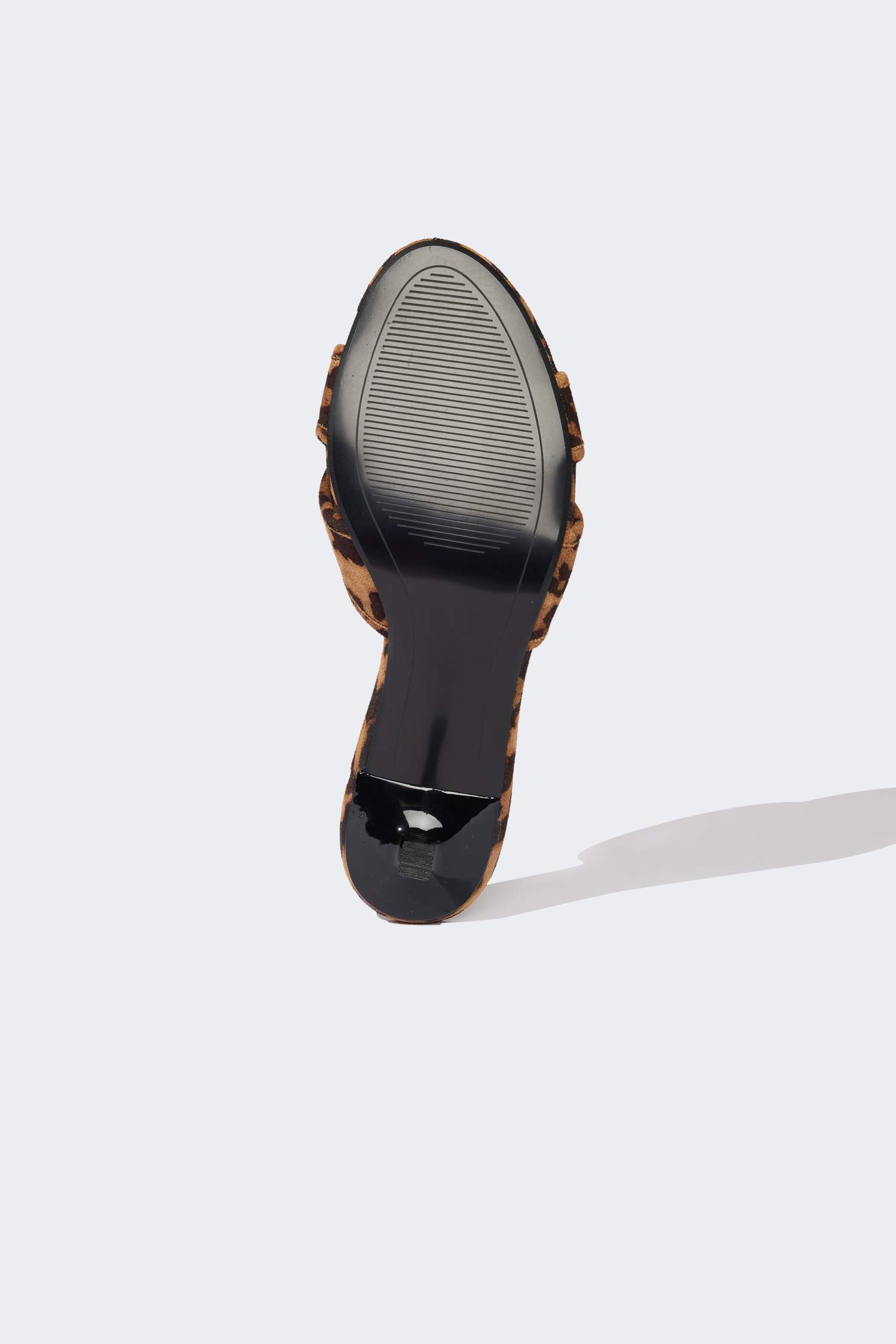 شبشب نسائي بكعب عالي