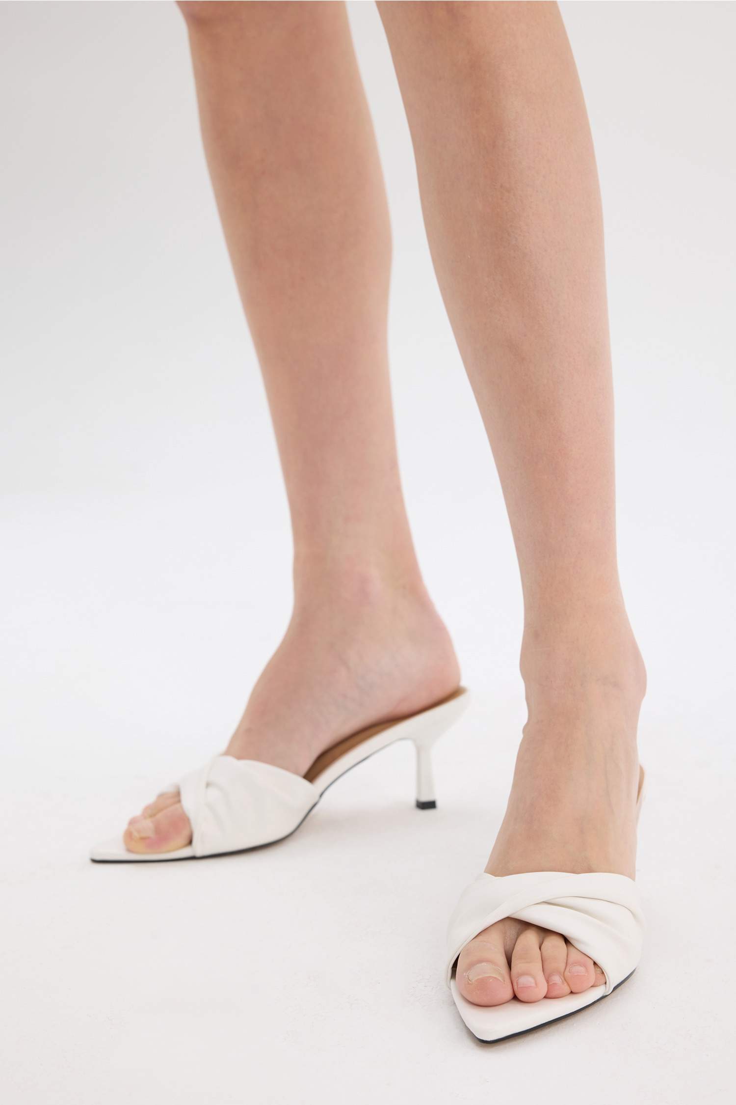 صندل حريمي أبيض بكعب عالي جلد صناعي