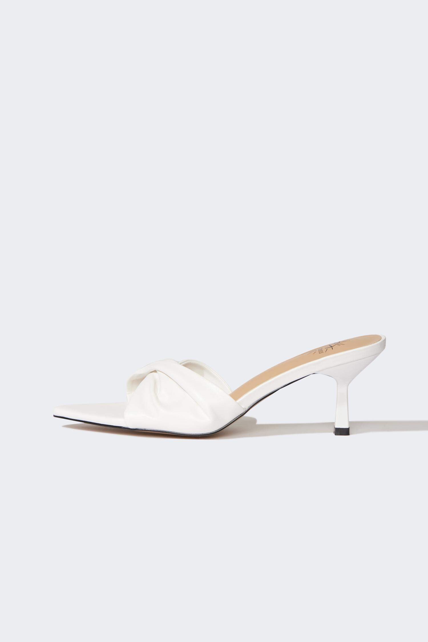 صندل حريمي أبيض بكعب عالي جلد صناعي