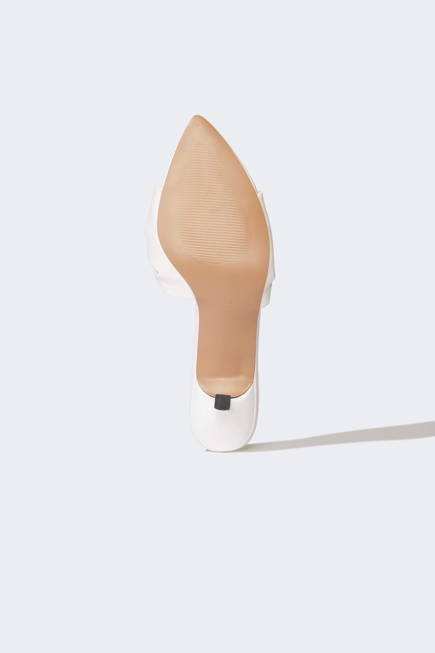 صندل حريمي أبيض بكعب عالي جلد صناعي