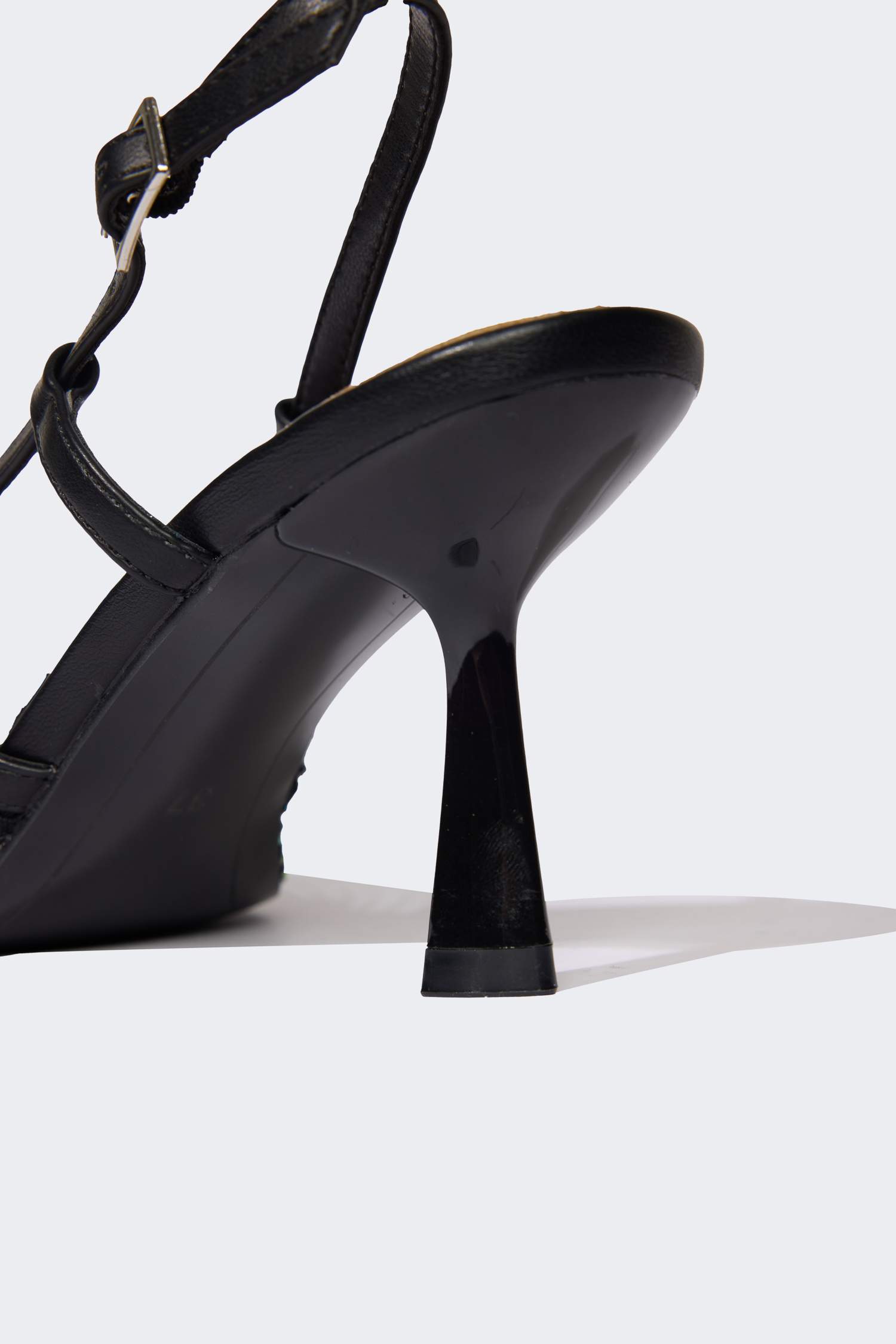 صندل حريمي بكعب سميك جلد صناعي أسود