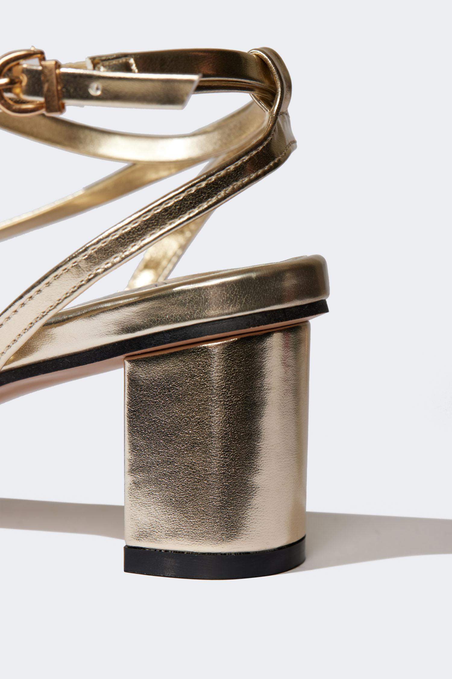 صندل حريمي ذهبي بكعب سميك جلد صناعي