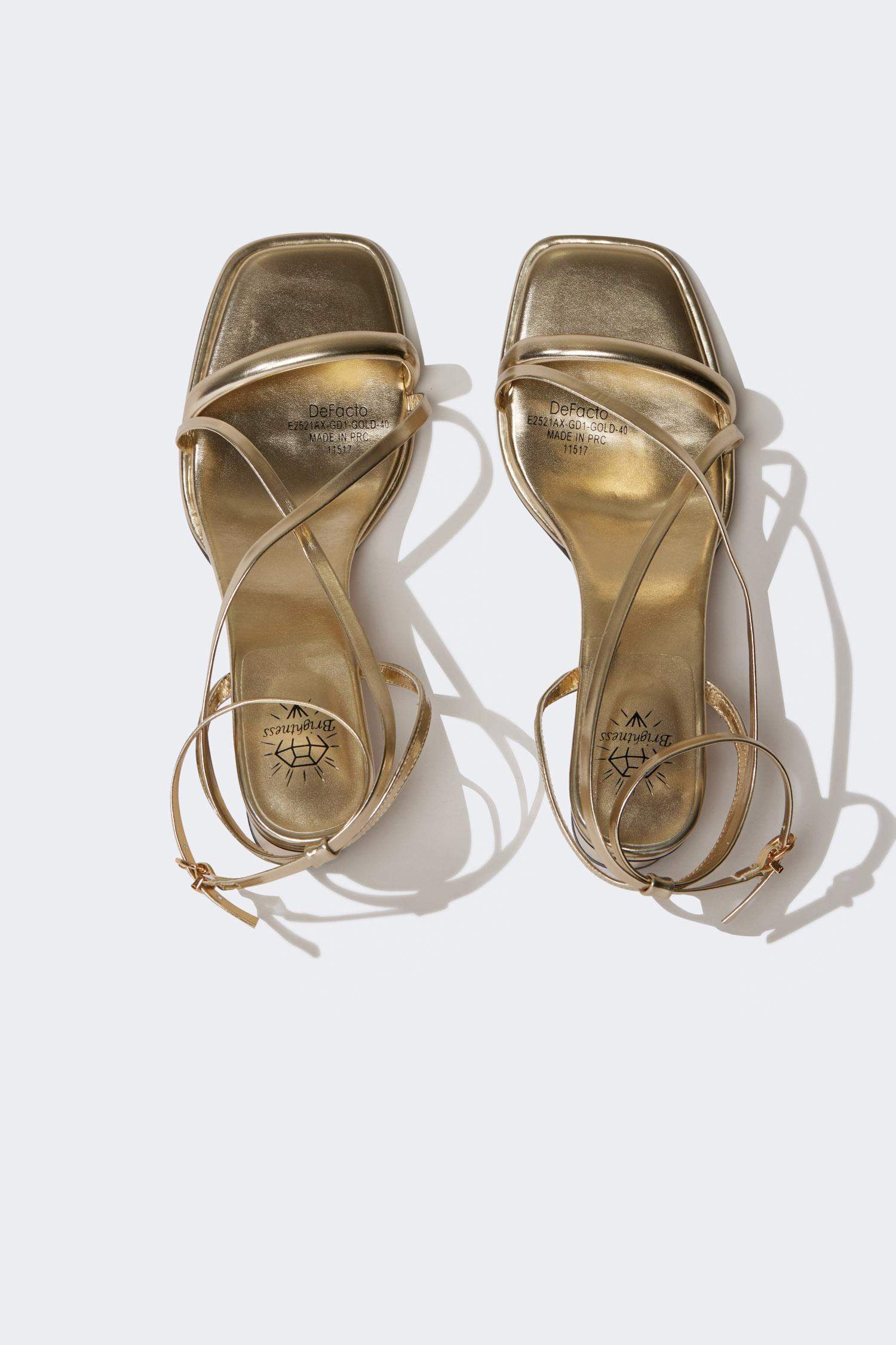 صندل حريمي ذهبي بكعب سميك جلد صناعي