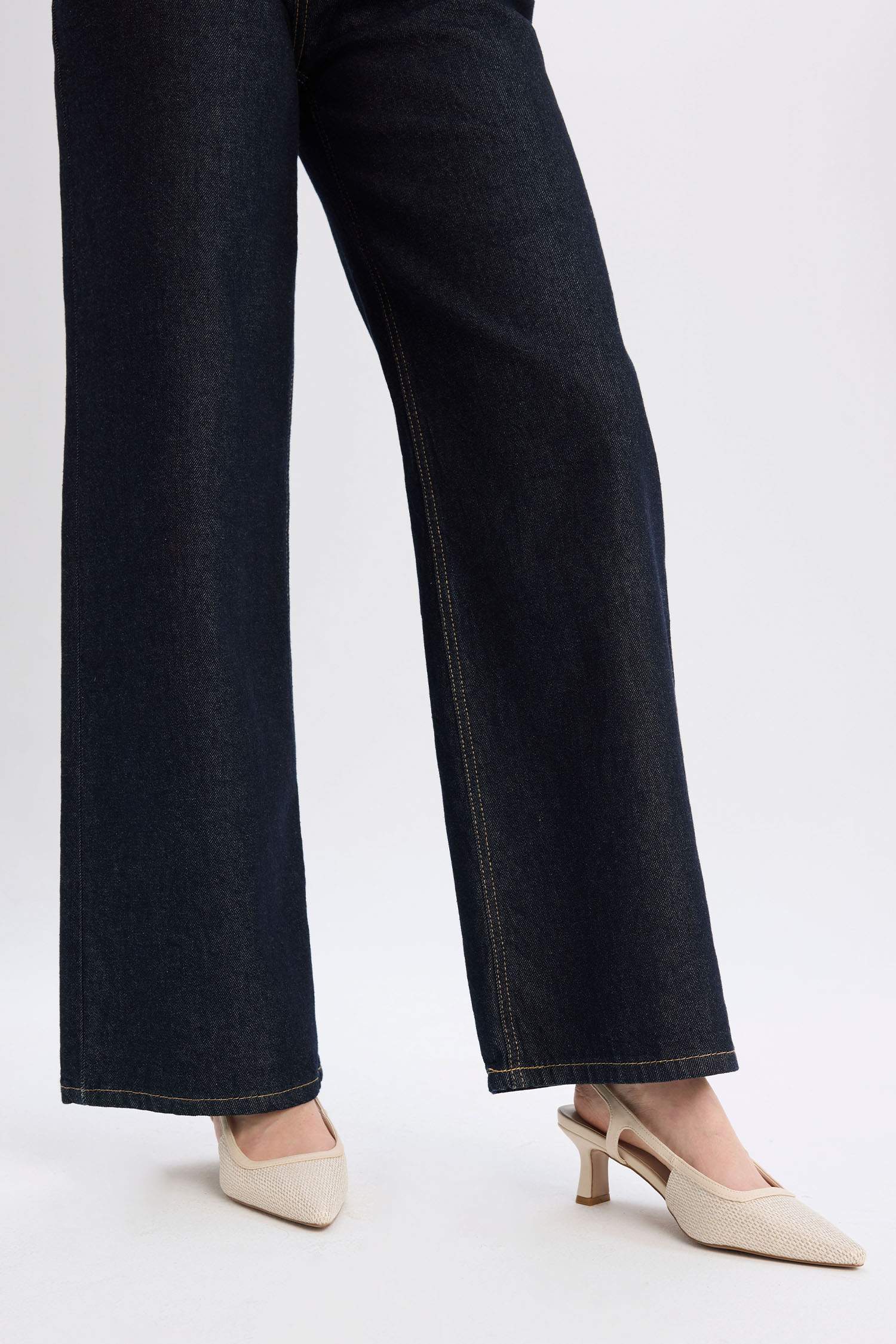 صندل حريمي بيج جلد صناعي بكعب عالي