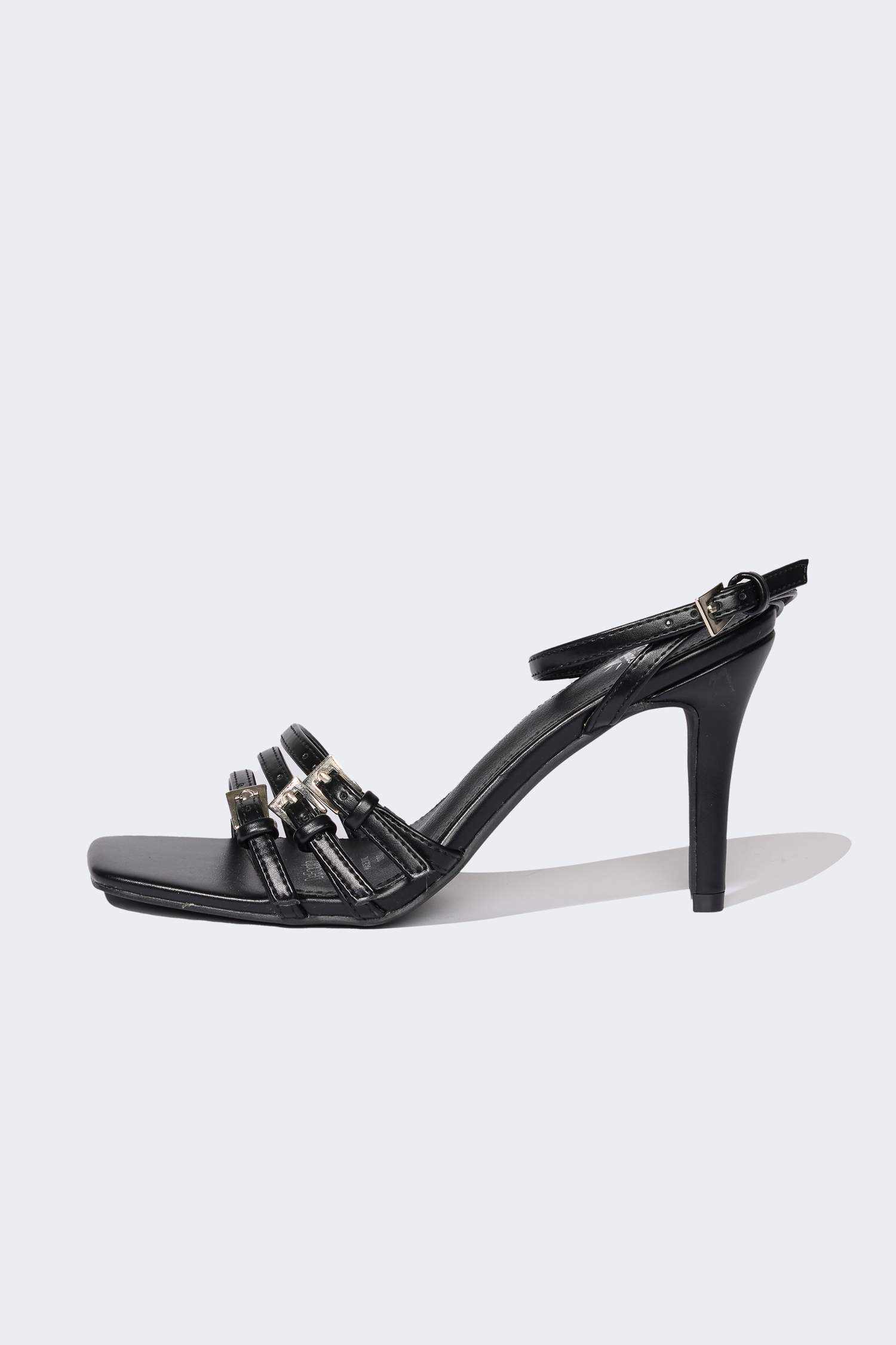 صندل حريمي بكعب سميك جلد صناعي أسود