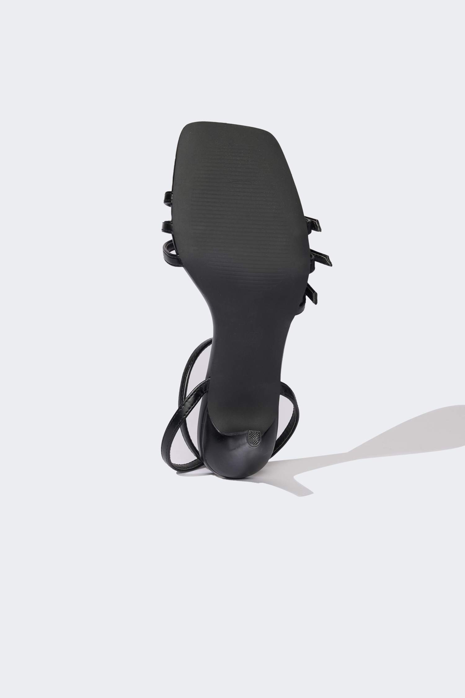 صندل حريمي بكعب سميك جلد صناعي أسود