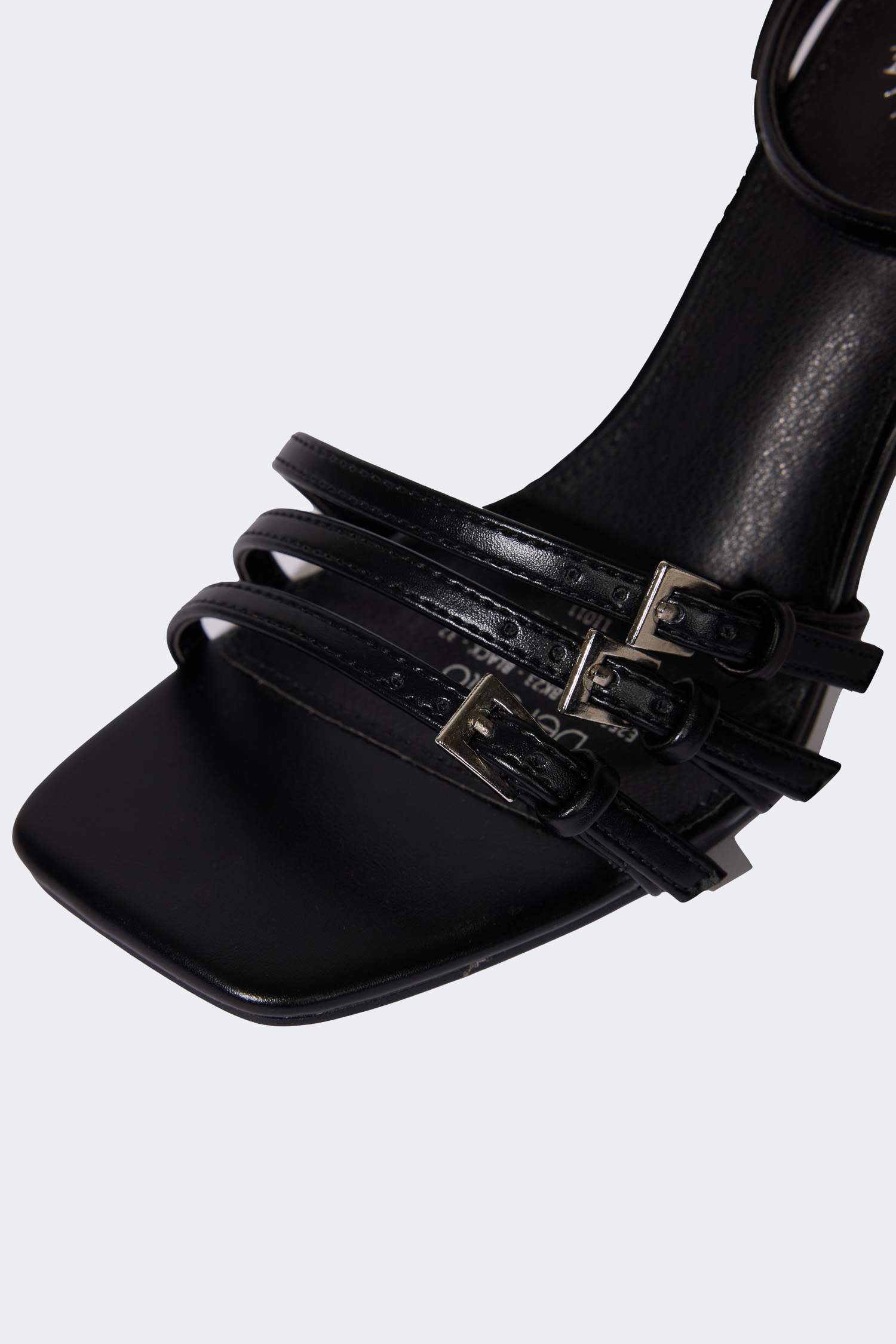 صندل حريمي بكعب سميك جلد صناعي أسود