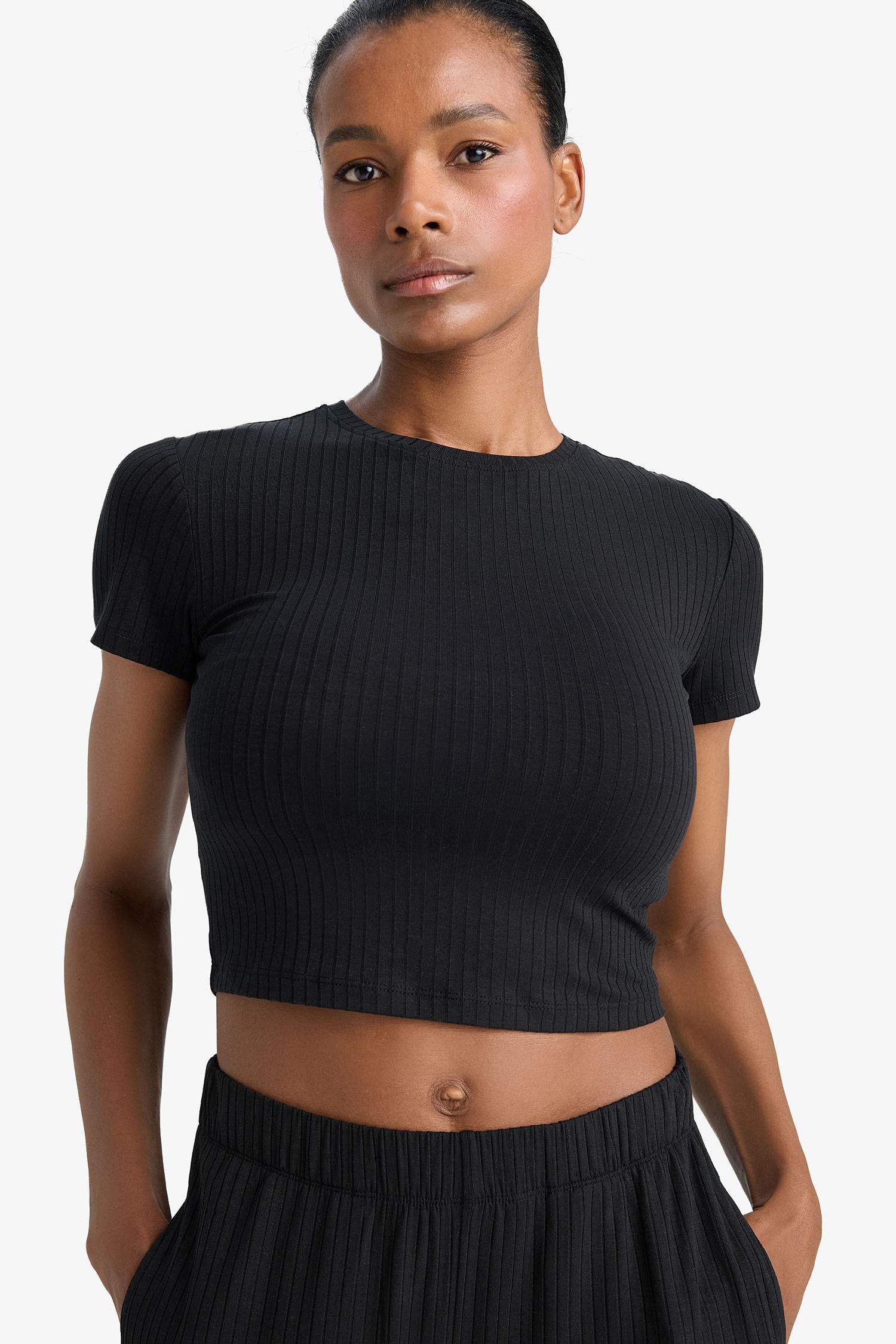 تيشيرت رياضي نص كم برقبة مستديرة من DeFactoFit