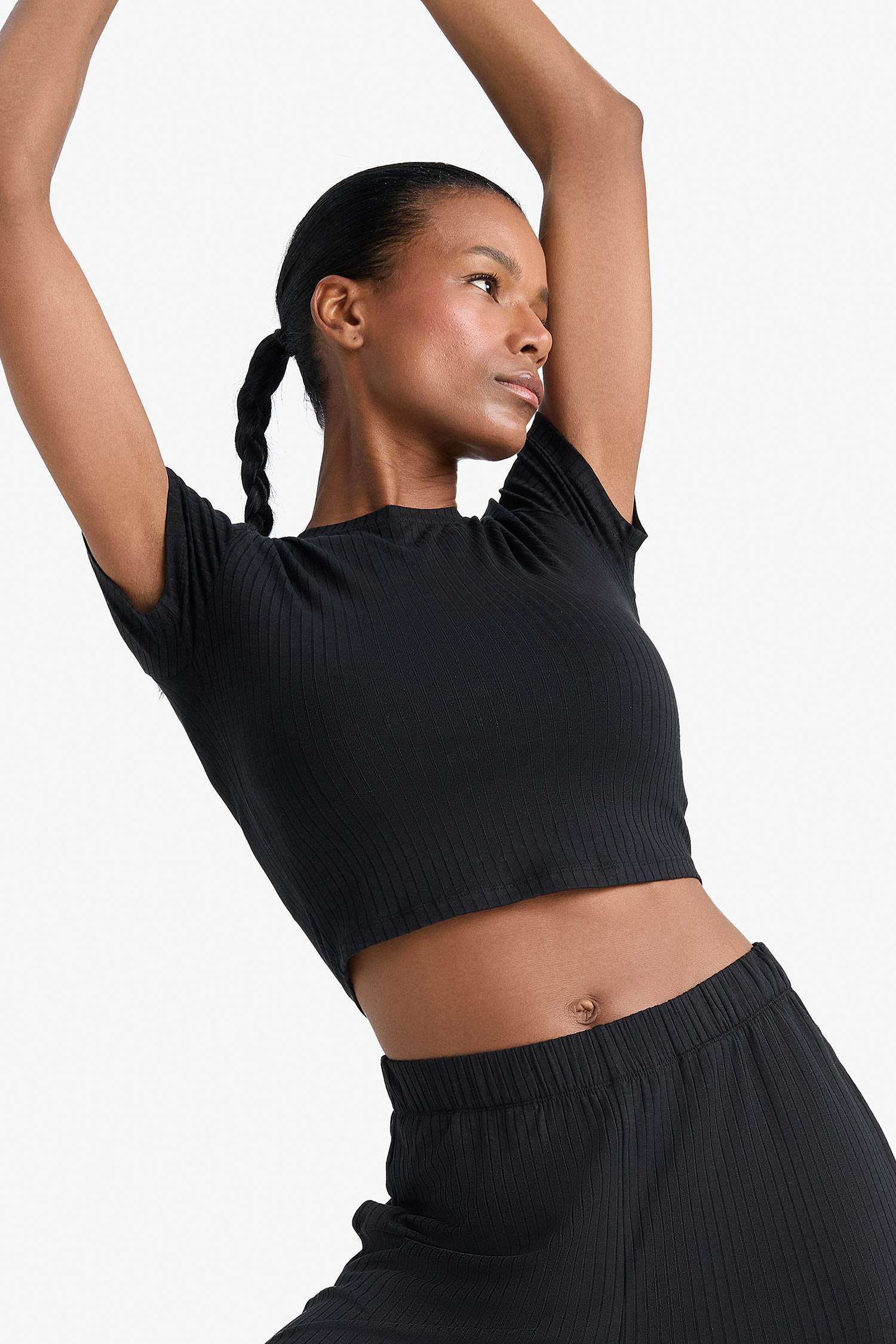 تيشيرت رياضي نص كم برقبة مستديرة من DeFactoFit