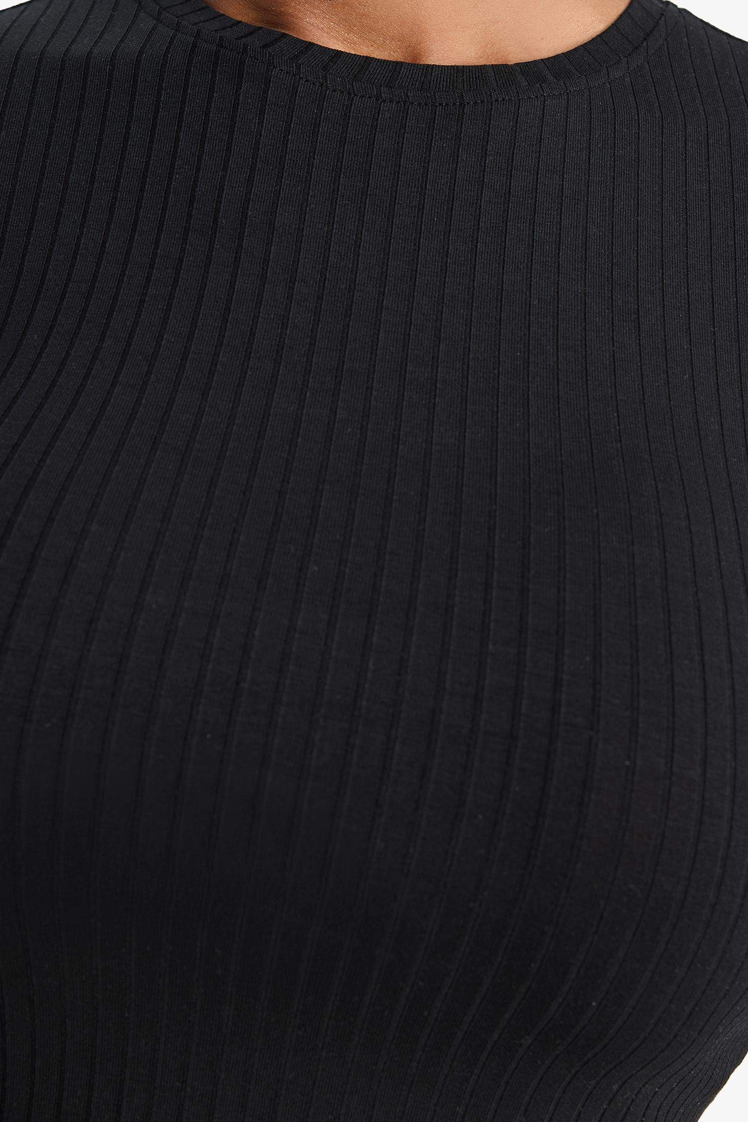 تيشيرت رياضي نص كم برقبة مستديرة من DeFactoFit