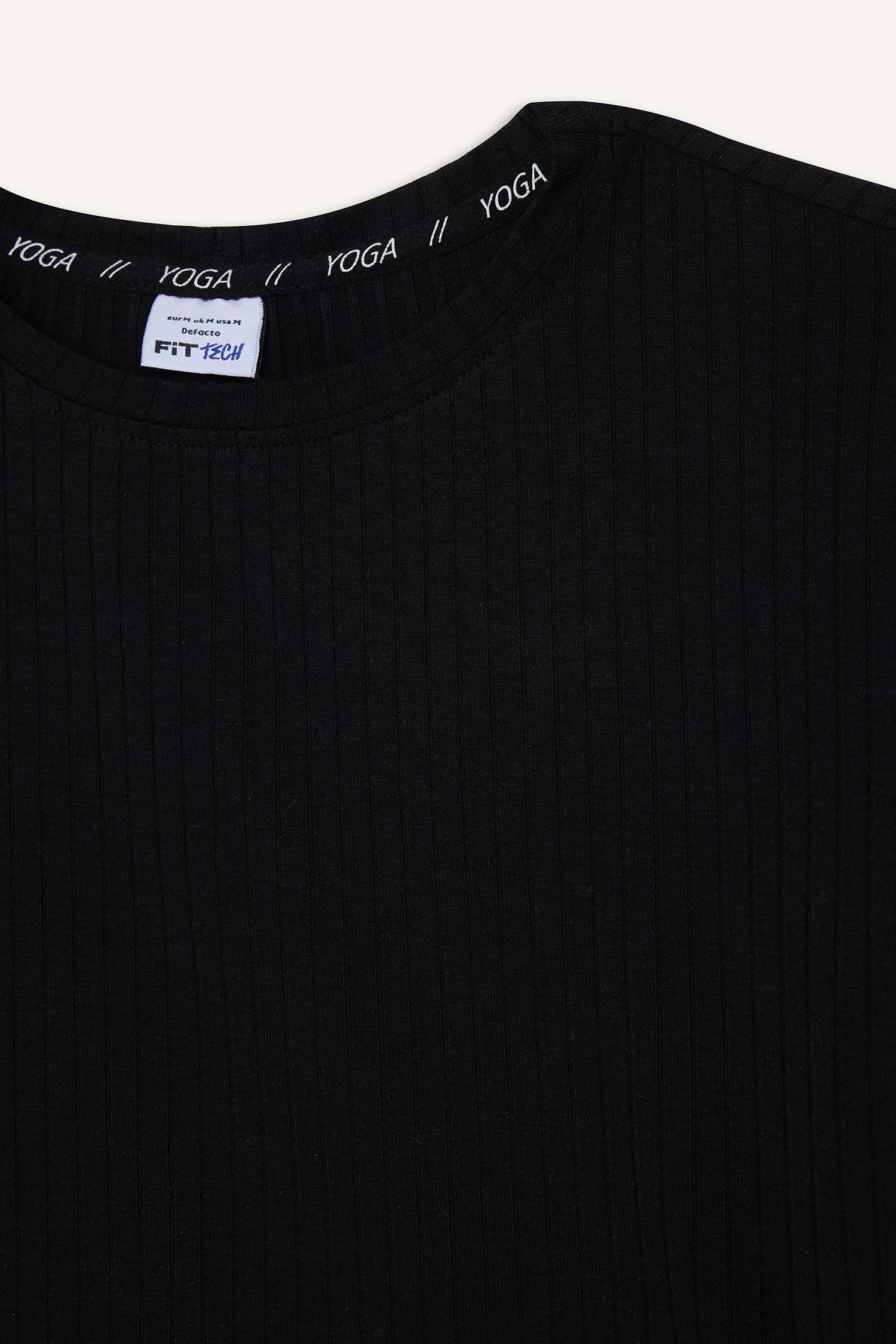 تيشيرت رياضي نص كم برقبة مستديرة من DeFactoFit