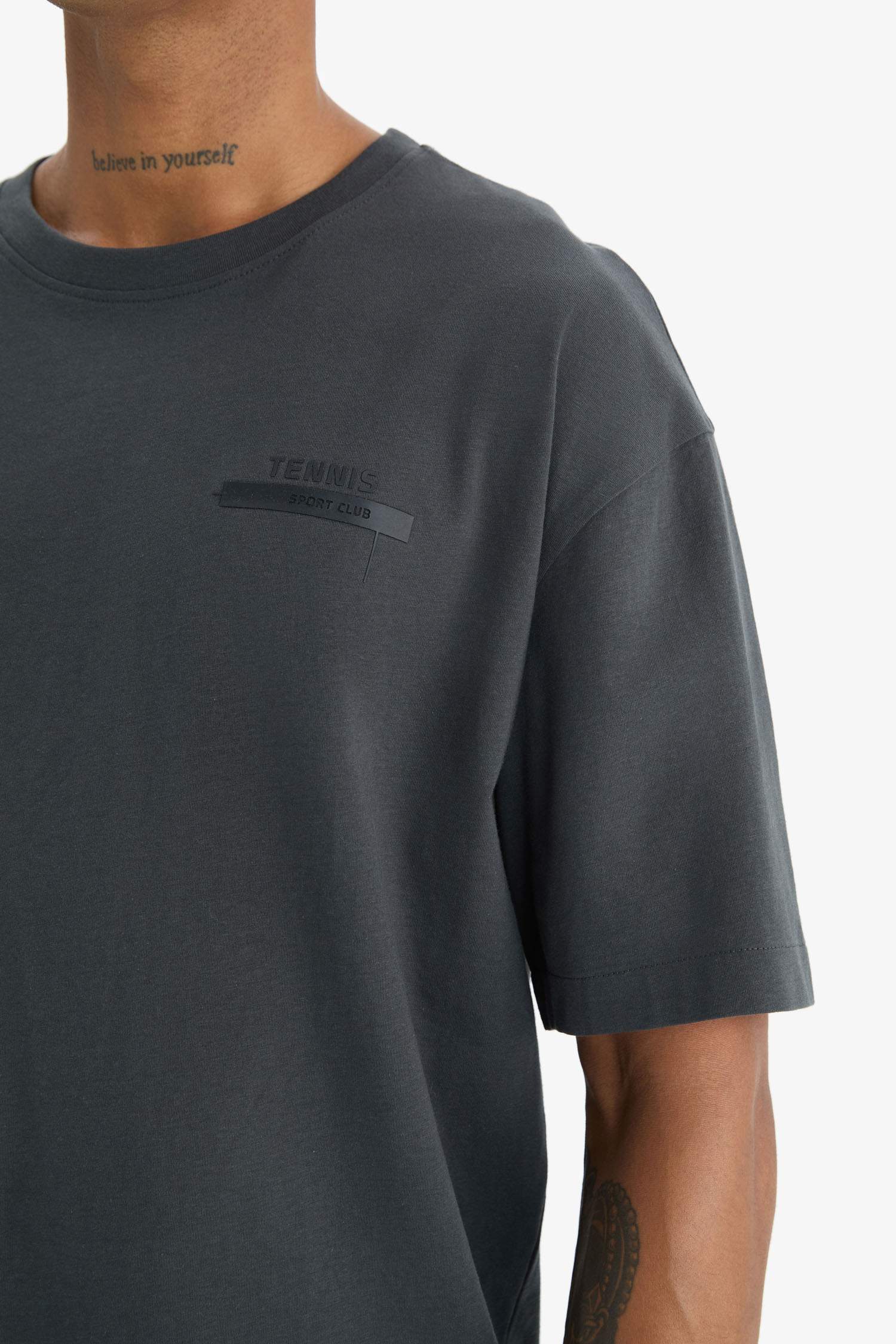 تيشيرت رياضي مطبوع اوفر سايز بياخة مستديرة من DeFactoFit