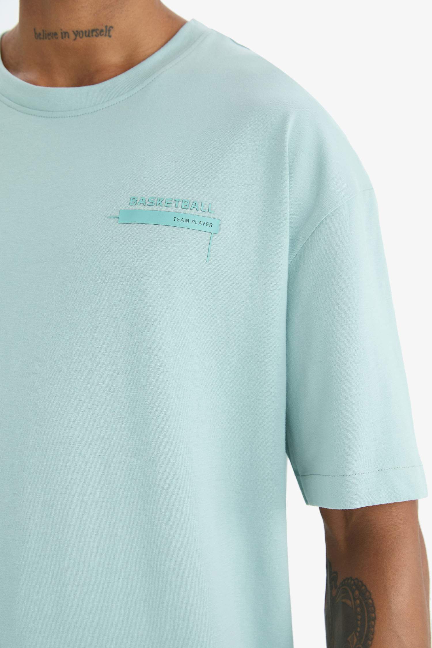 Oversize Geniş Kalıp Bisiklet Yaka Baskılı Sporcu Kısa Kollu Tişört