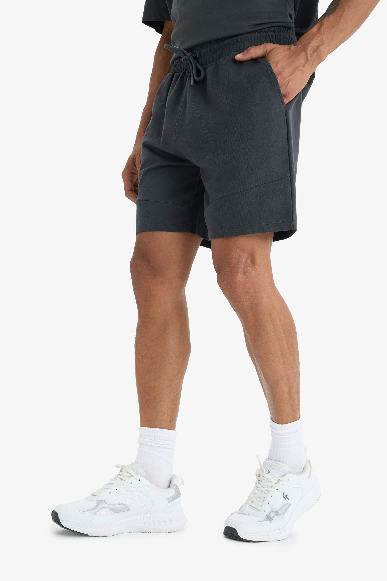 DeFactoFit Standart Fit Sporcu Beli Bağcıklı Cepli Şort