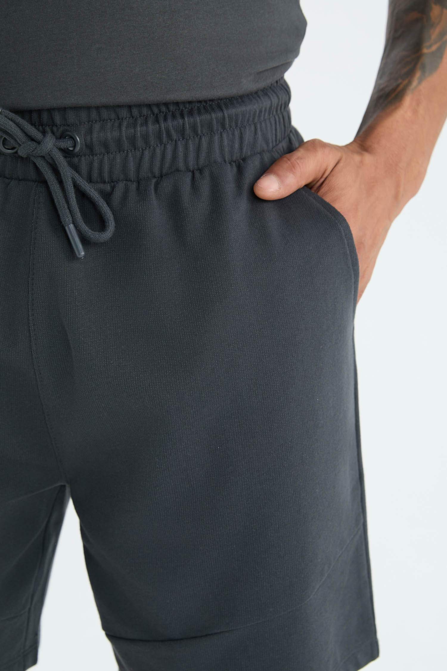 DeFactoFit Standart Fit Sporcu Beli Bağcıklı Cepli Şort