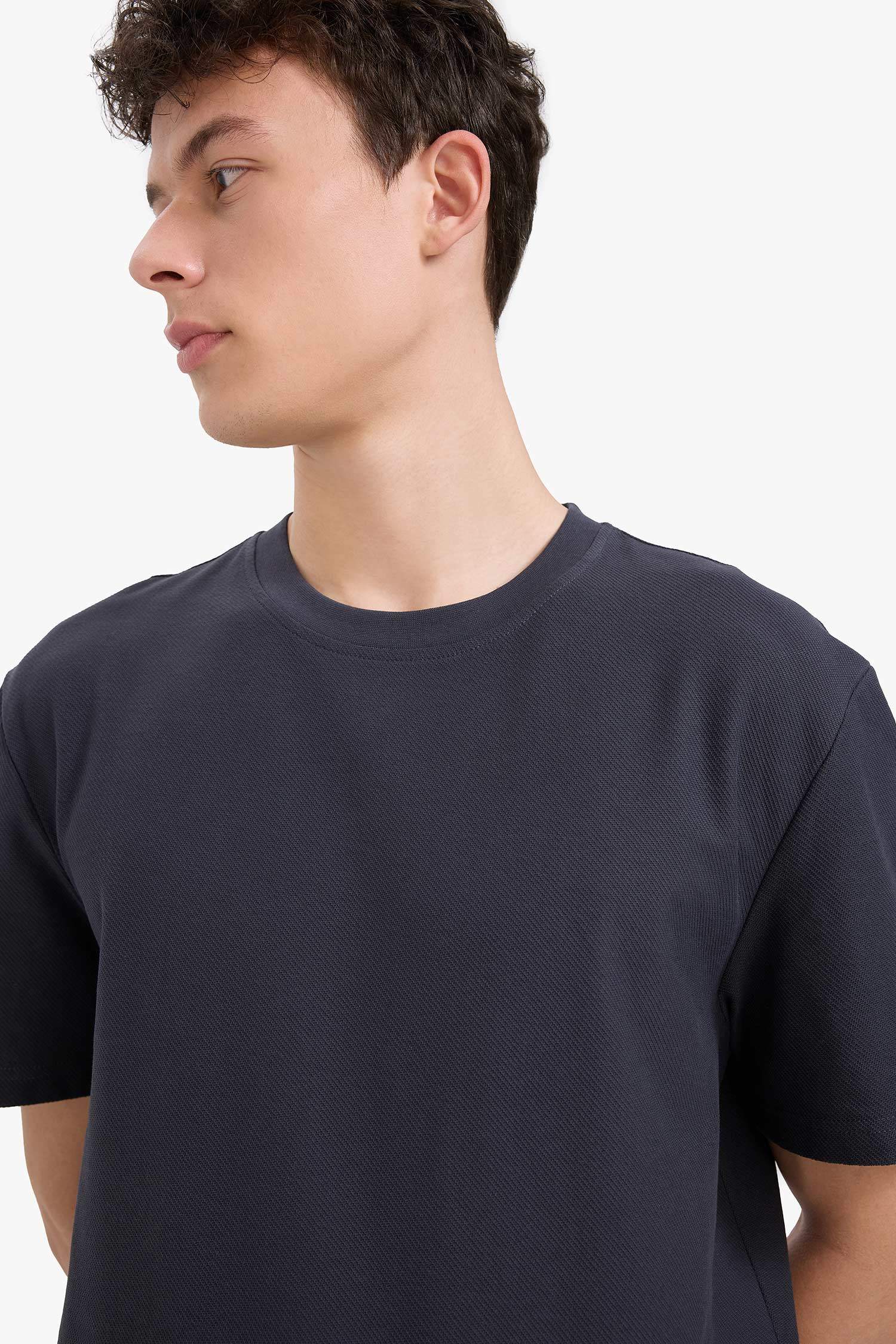 تيشيرت قطن قصة عادية برقبة مستديرة