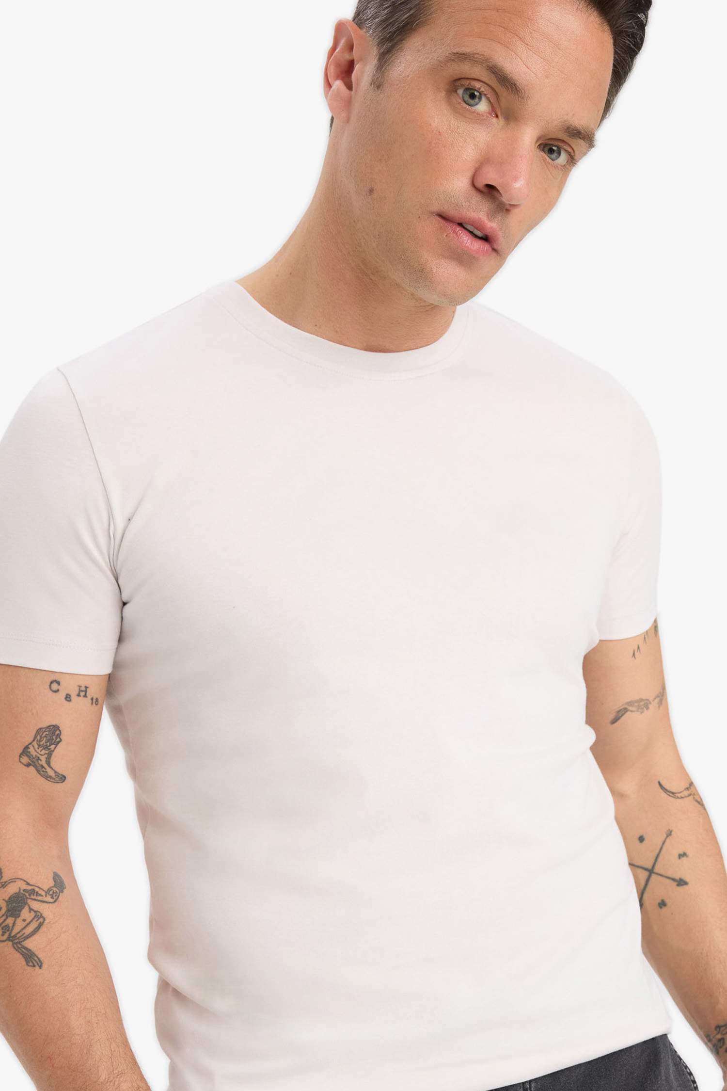 Slim Fit Dar Kesim Bisiklet Yaka Esnek Kumaş Kısa Kollu Tişört