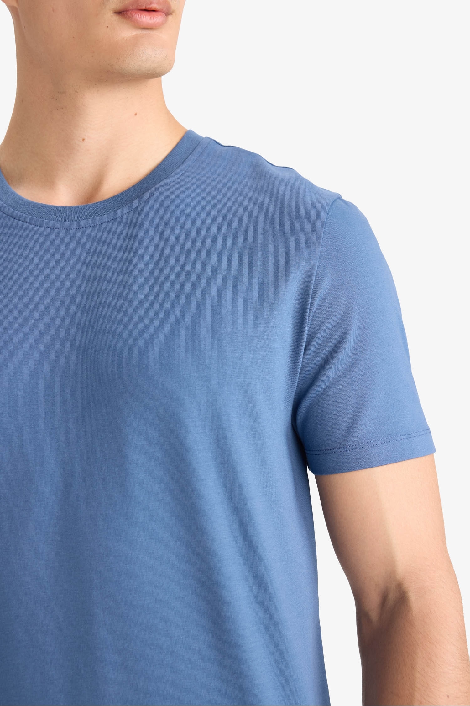 Slim Fit Dar Kesim Bisiklet Yaka Esnek Kumaş Kısa Kollu Tişört