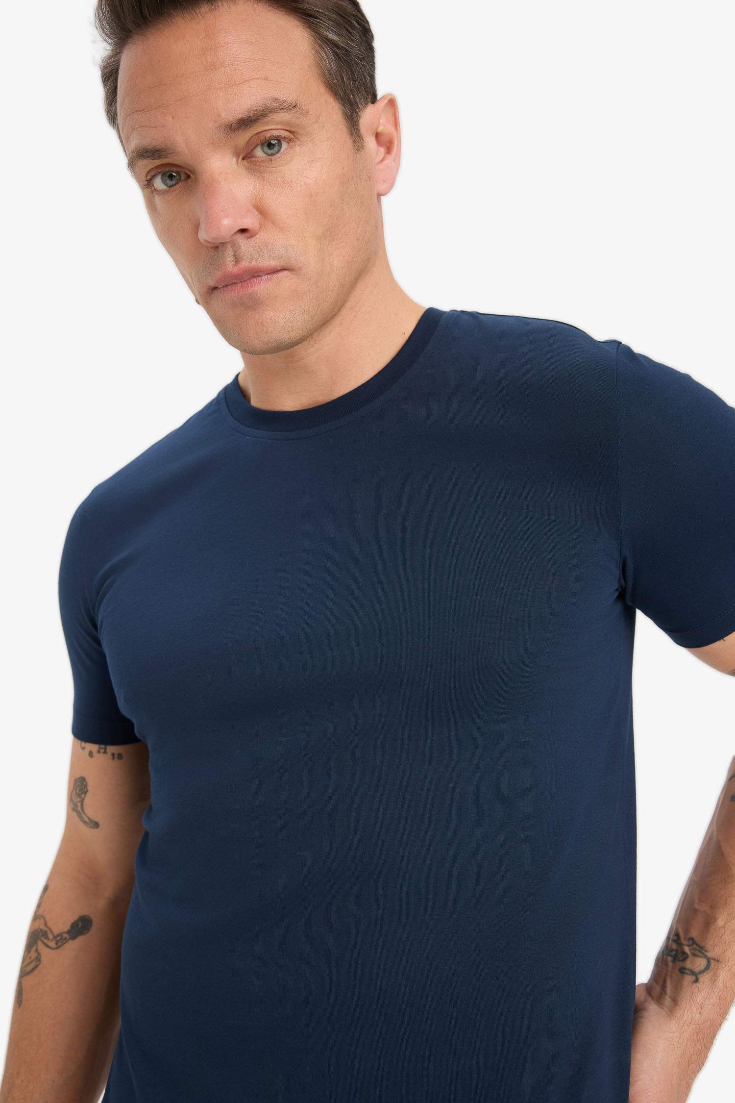 Slim Fit Dar Kesim Bisiklet Yaka Esnek Kumaş Kısa Kollu Tişört