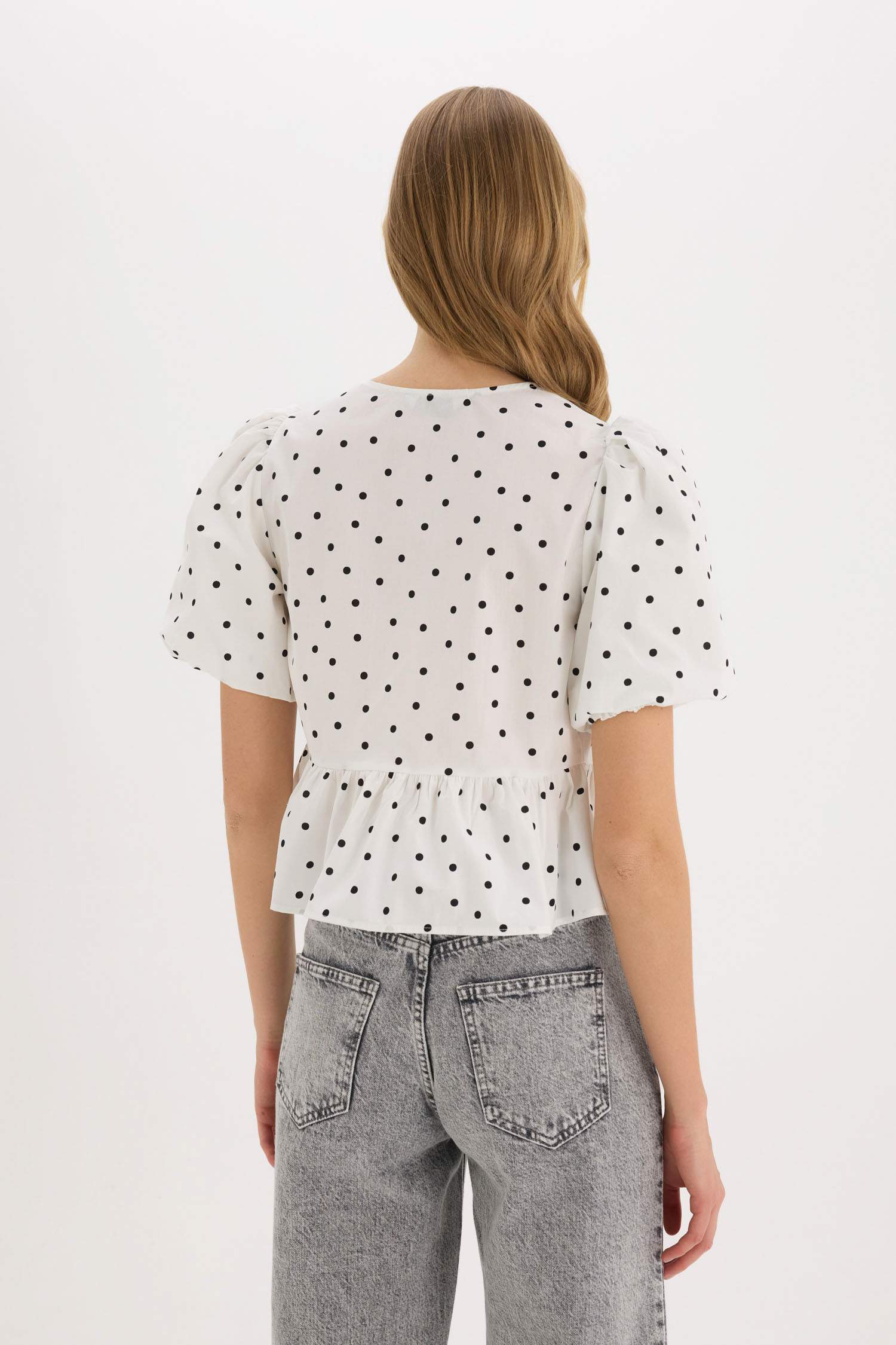 Regular Fit Yuvarlak Yaka Puantiyeli Önden Bağlamalı Poplin Kısa Kollu Bluz