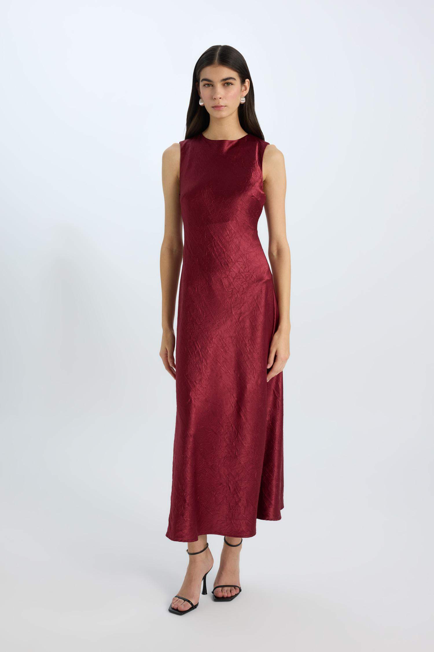 فستان نص كم طويلة من ستان برقبة مع طيات