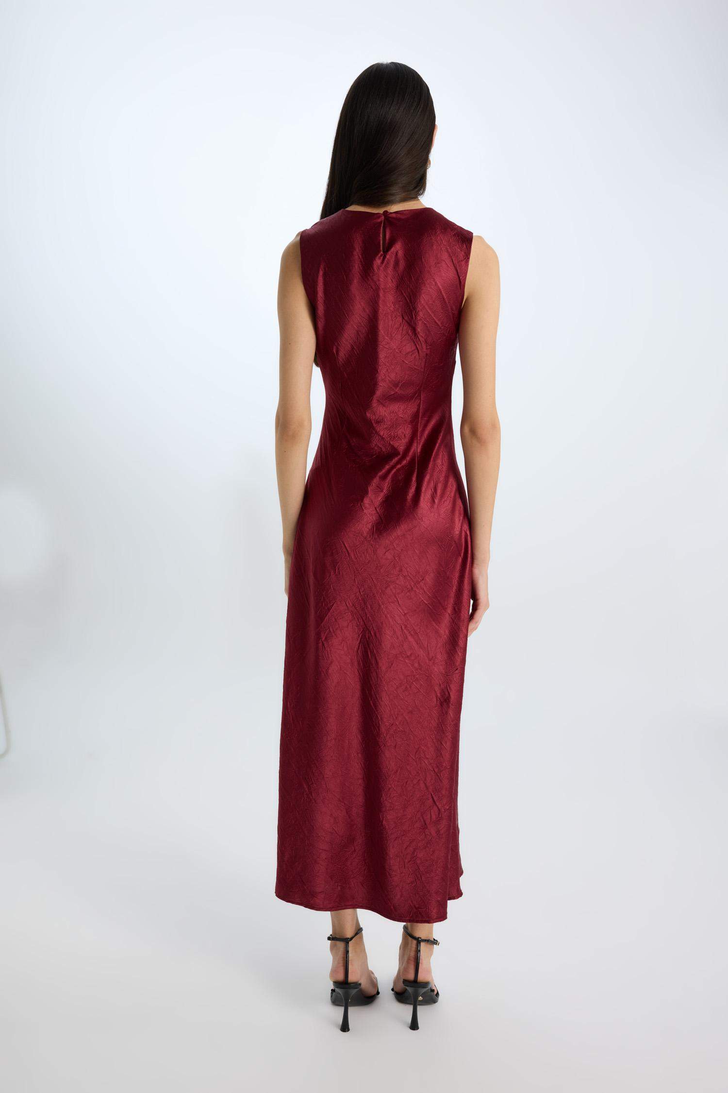 فستان نص كم طويلة من ستان برقبة مع طيات