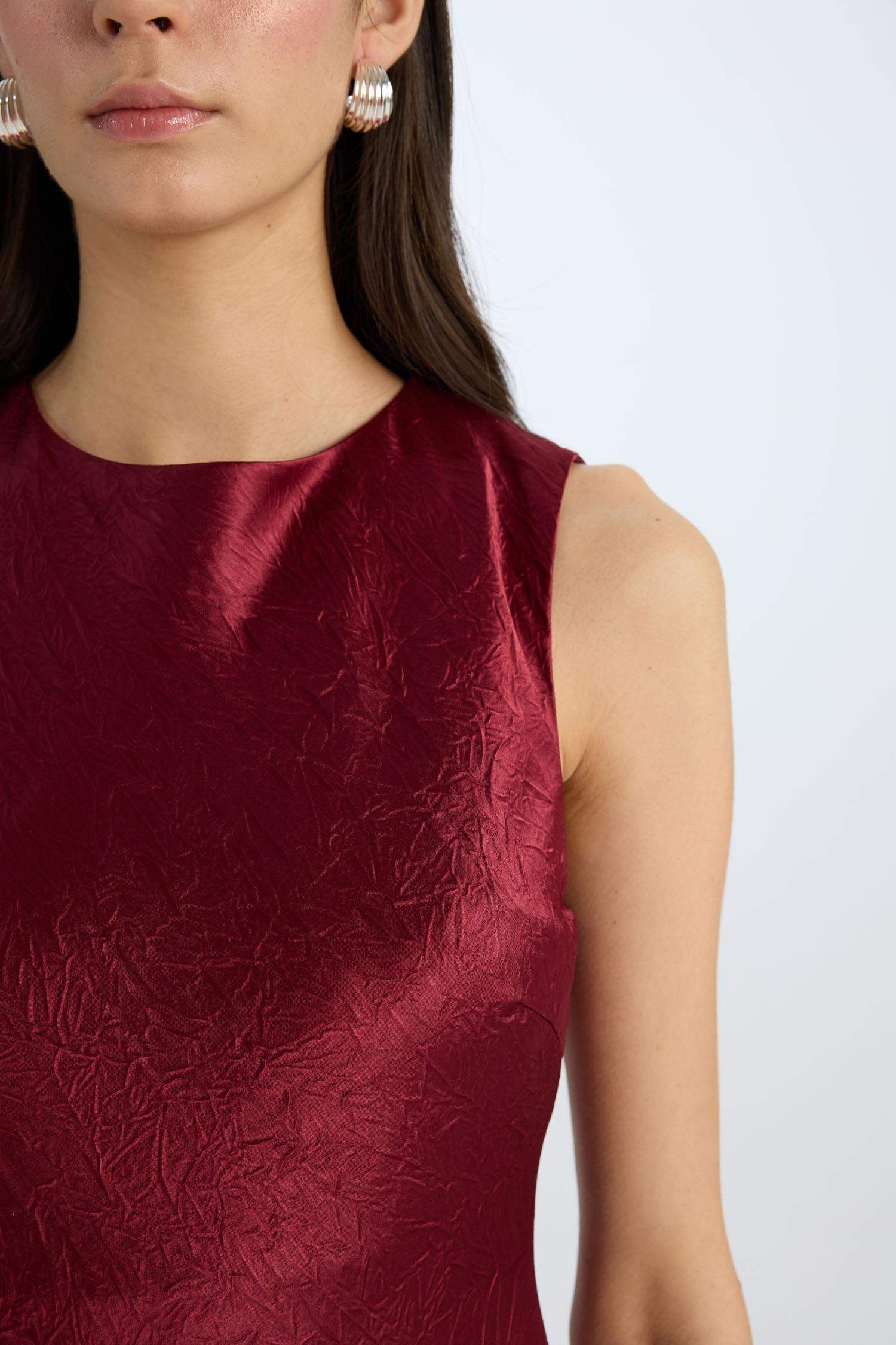 فستان نص كم طويلة من ستان برقبة مع طيات