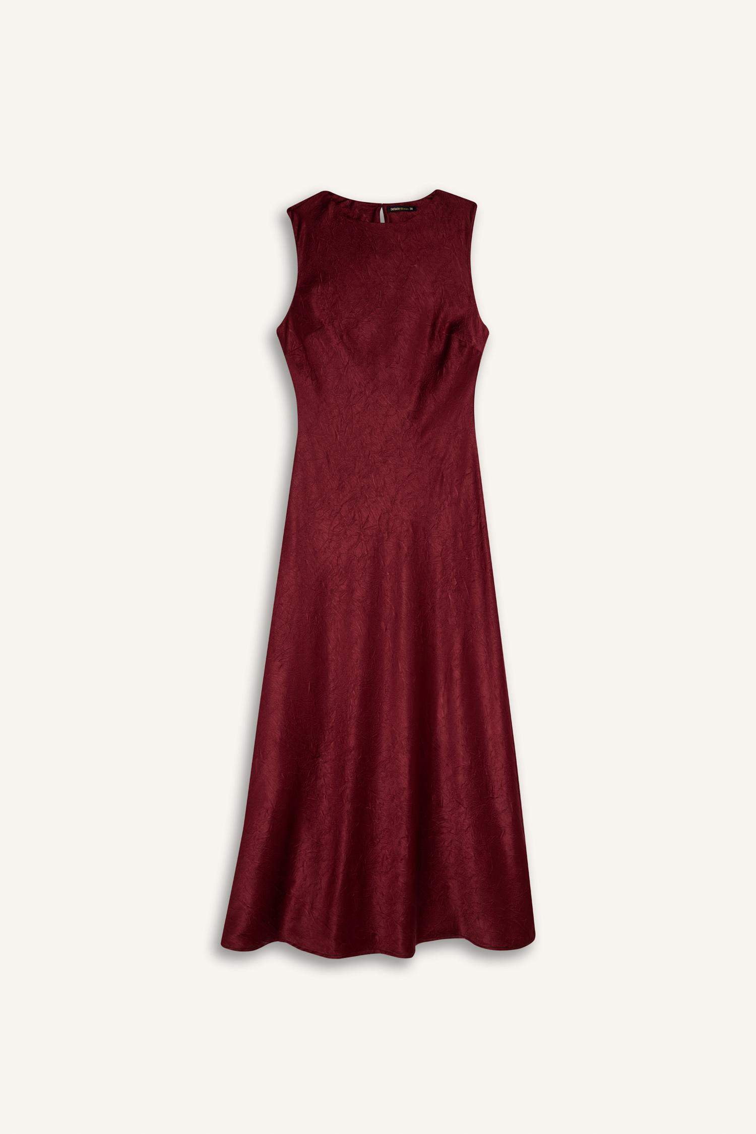 فستان نص كم طويلة من ستان برقبة مع طيات