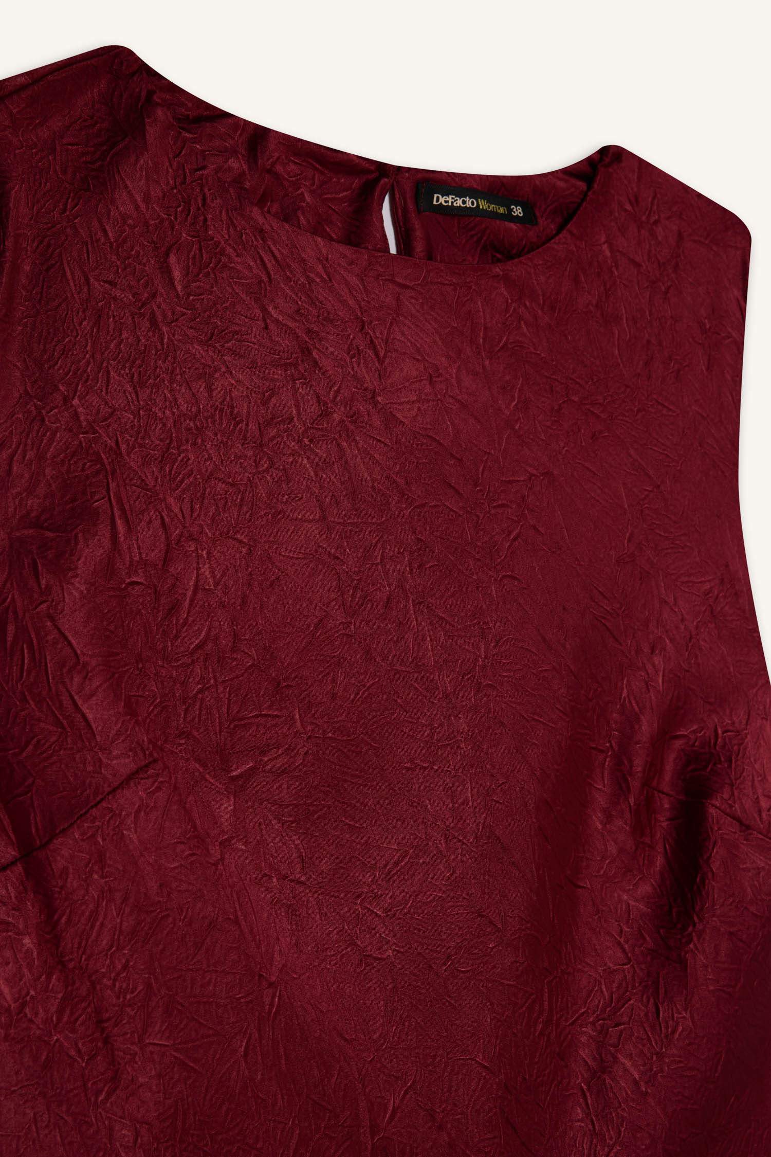 فستان نص كم طويلة من ستان برقبة مع طيات