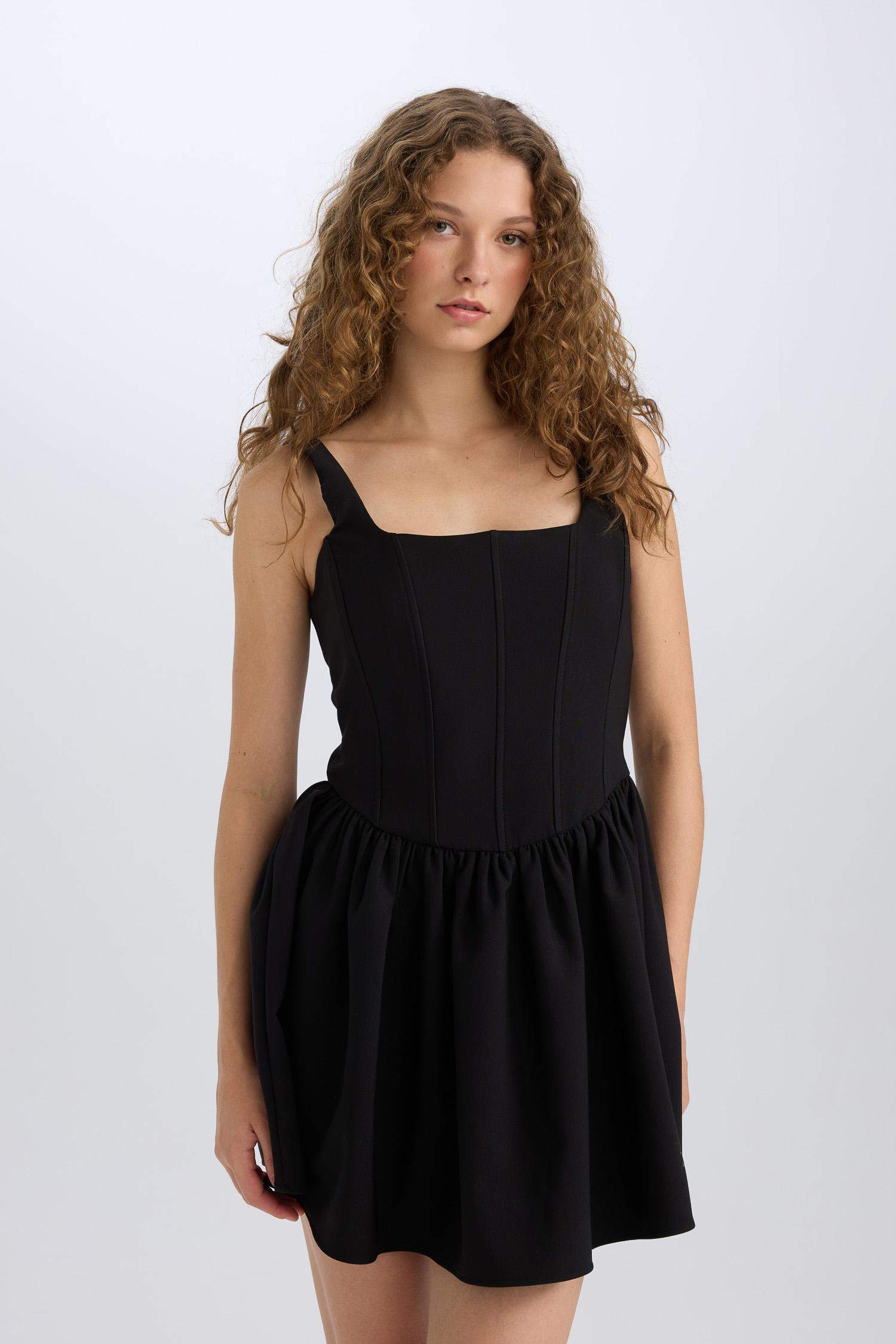 Kare Yaka Askılı Mini Elbise