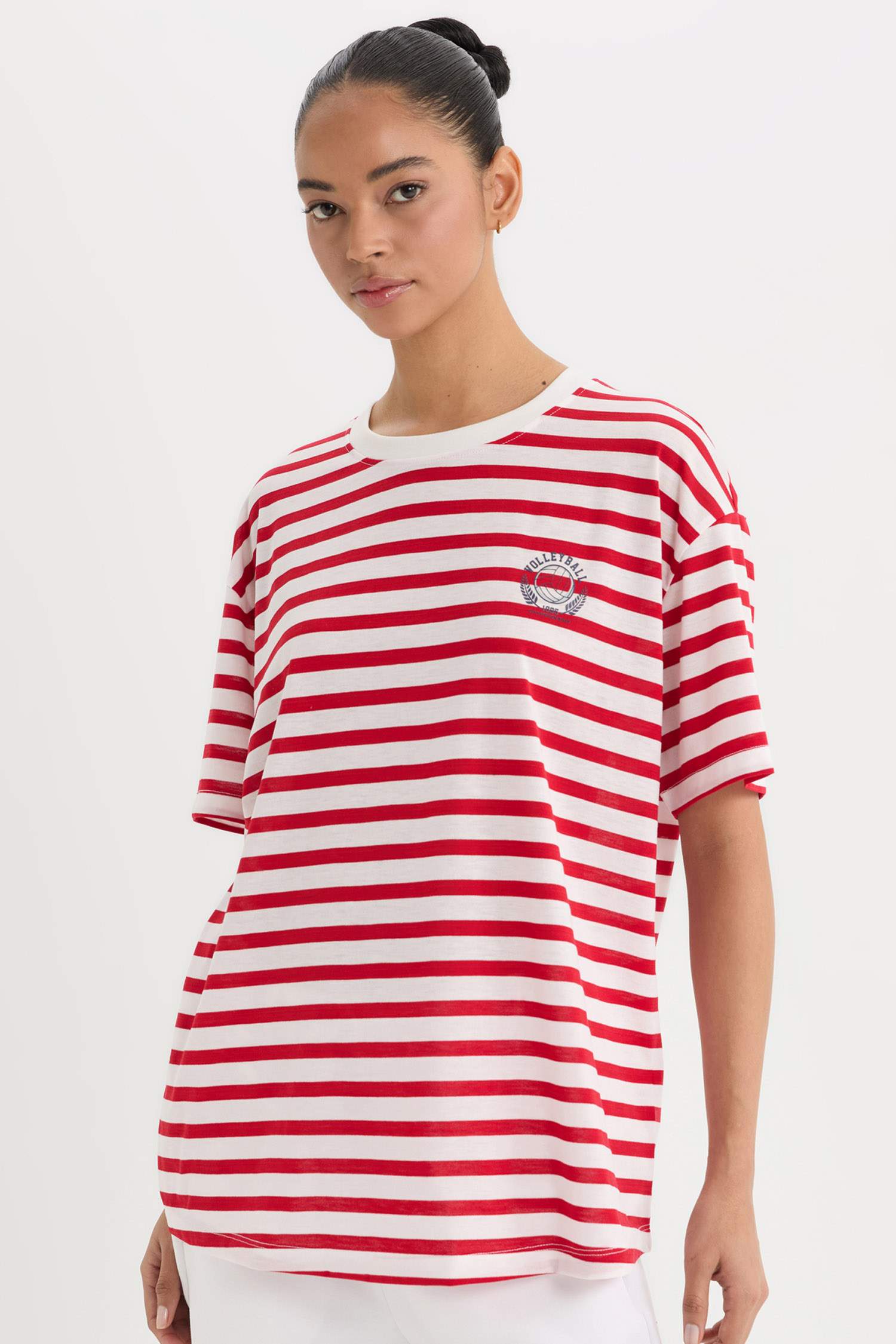 تيشيرت رياضي نص كم اوفر سايز مخطط برقبة مستديرة من DeFactoFit