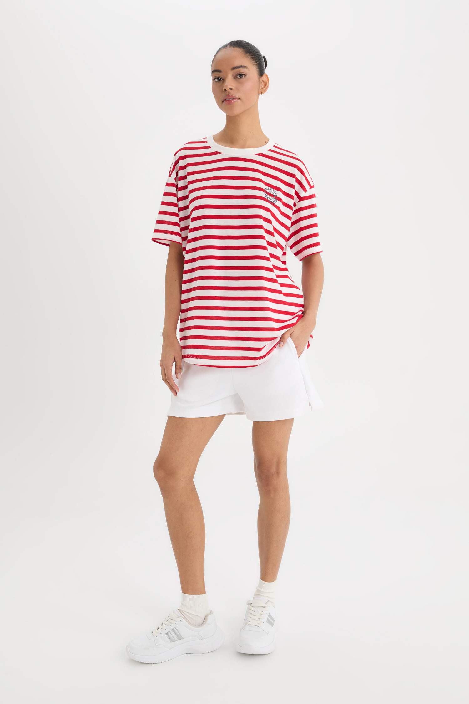 تيشيرت رياضي نص كم اوفر سايز مخطط برقبة مستديرة من DeFactoFit