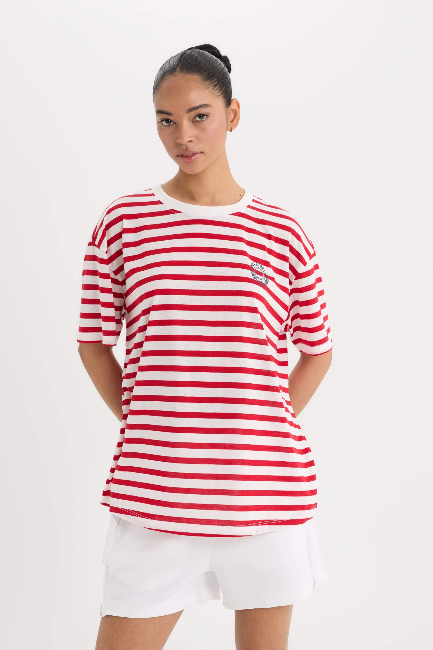 تيشيرت رياضي نص كم اوفر سايز مخطط برقبة مستديرة من DeFactoFit