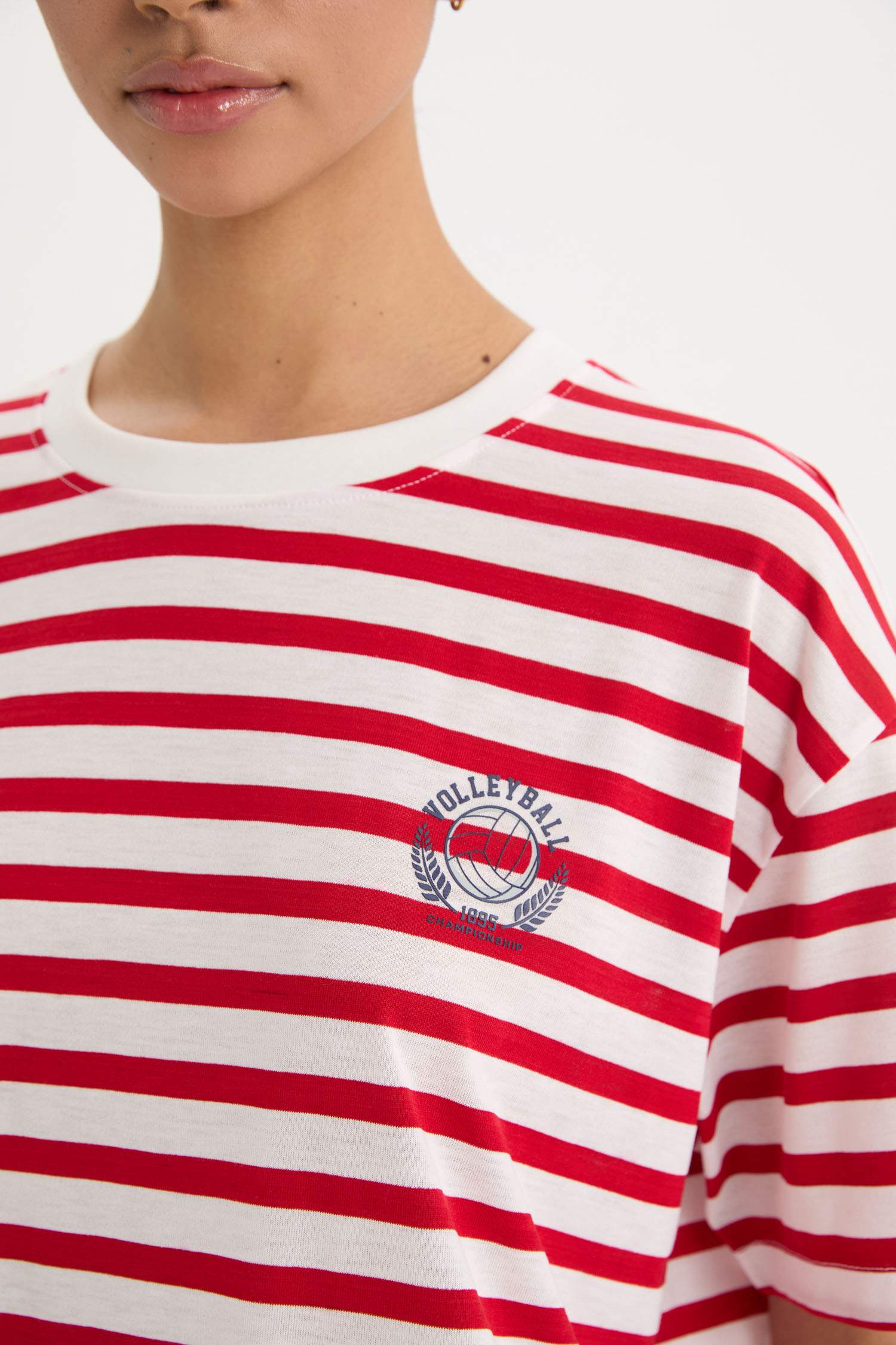 تيشيرت رياضي نص كم اوفر سايز مخطط برقبة مستديرة من DeFactoFit